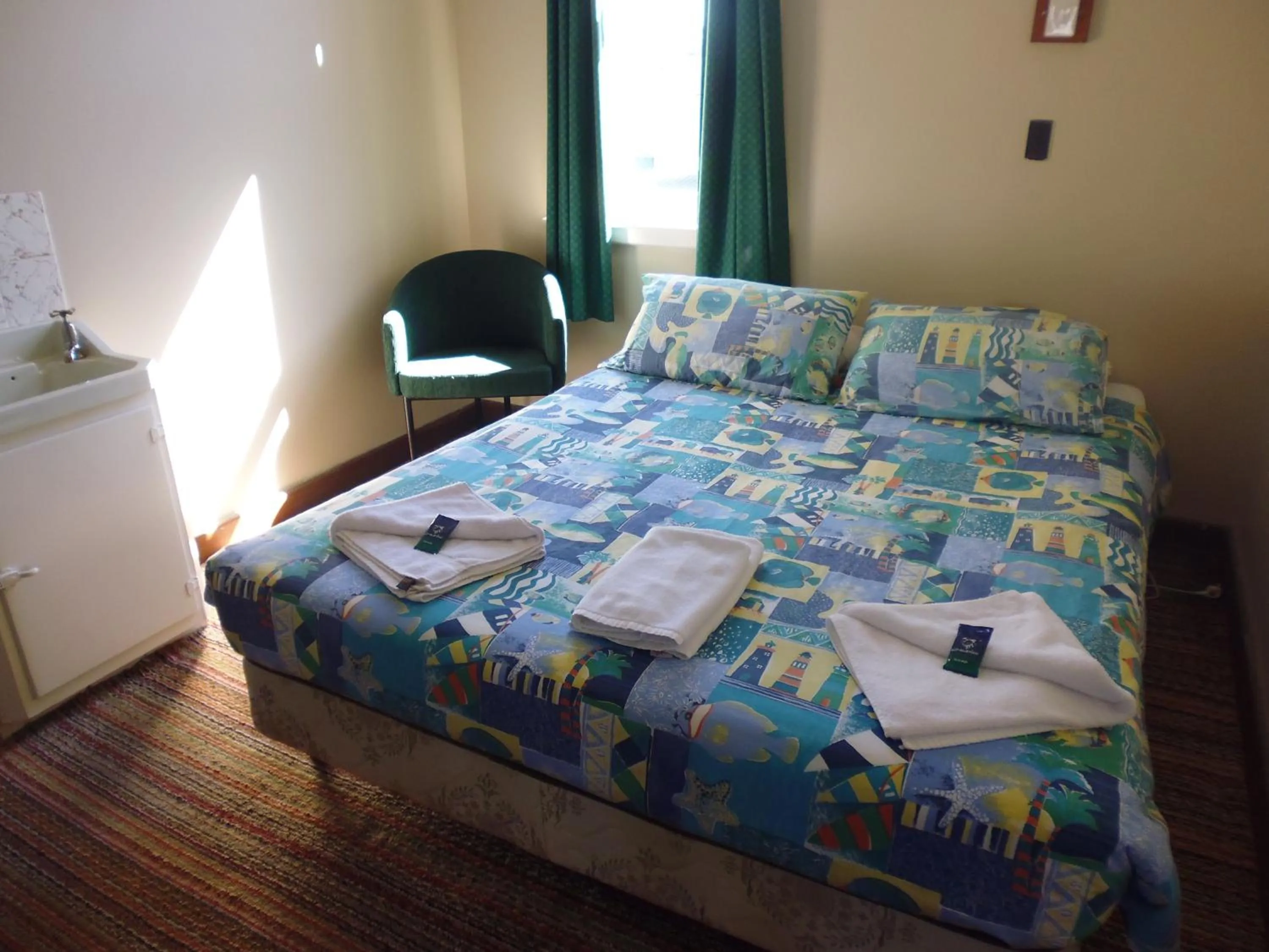 Photo of the whole room, Bed in Happy Backpacker