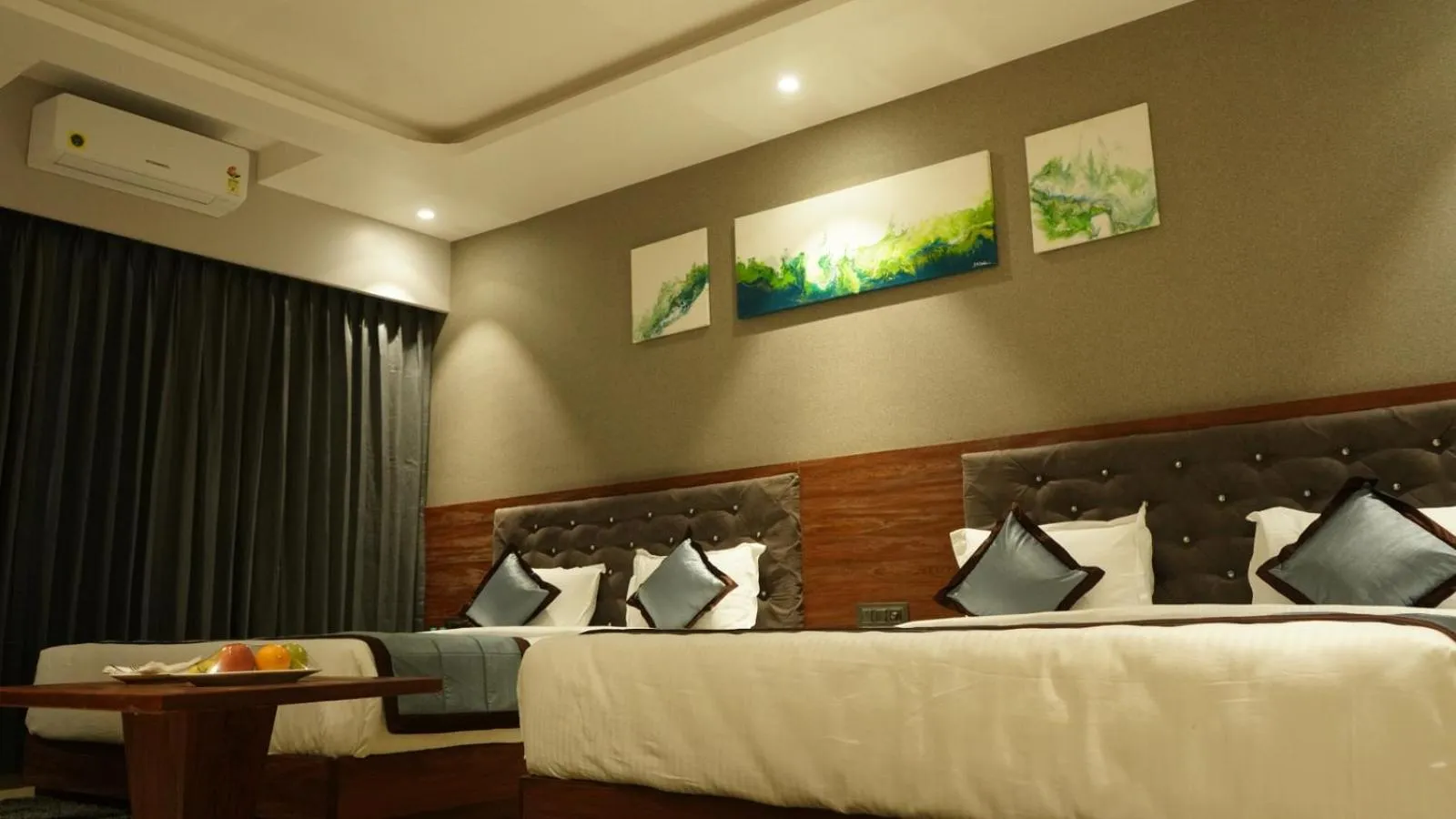 Bedroom, Bed in Alaukik Hotel