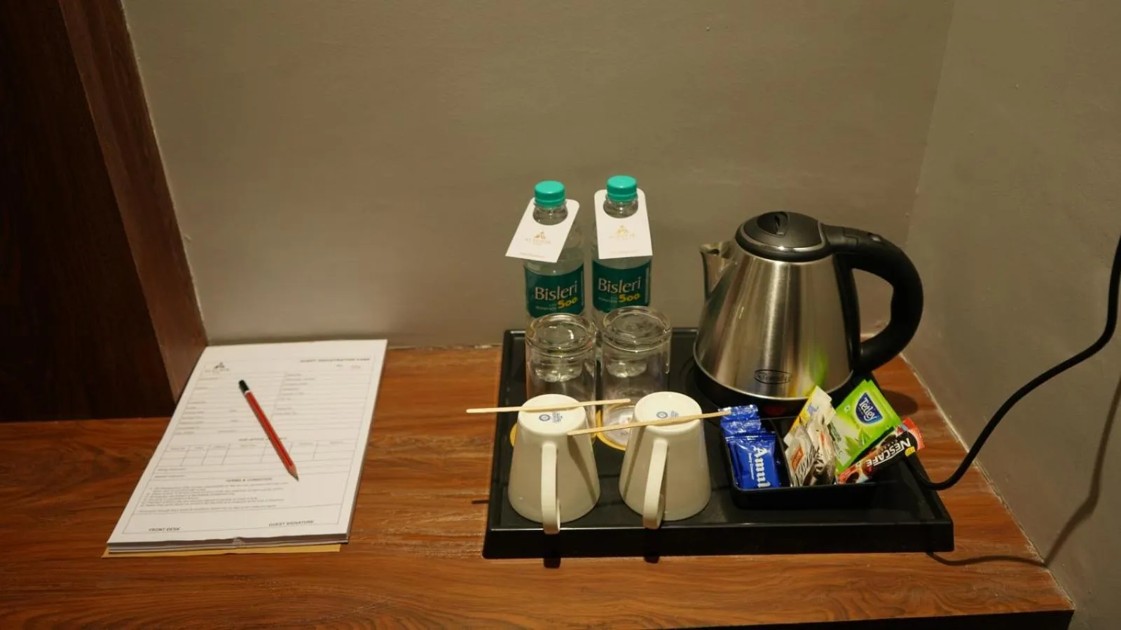 Coffee/tea facilities in Alaukik Hotel