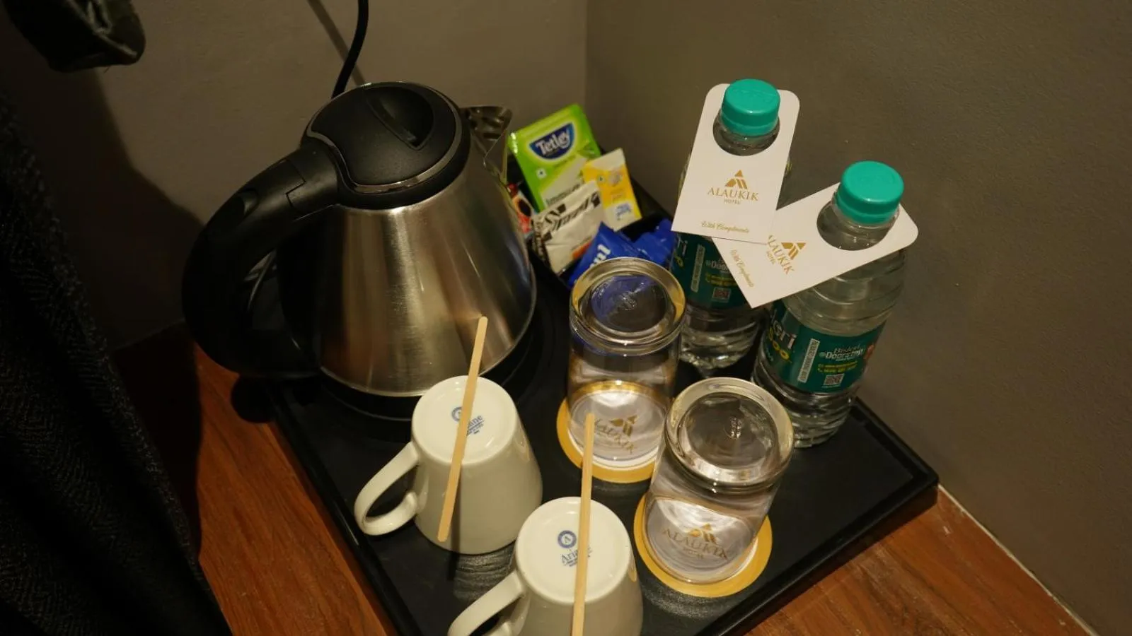 Coffee/tea facilities in Alaukik Hotel