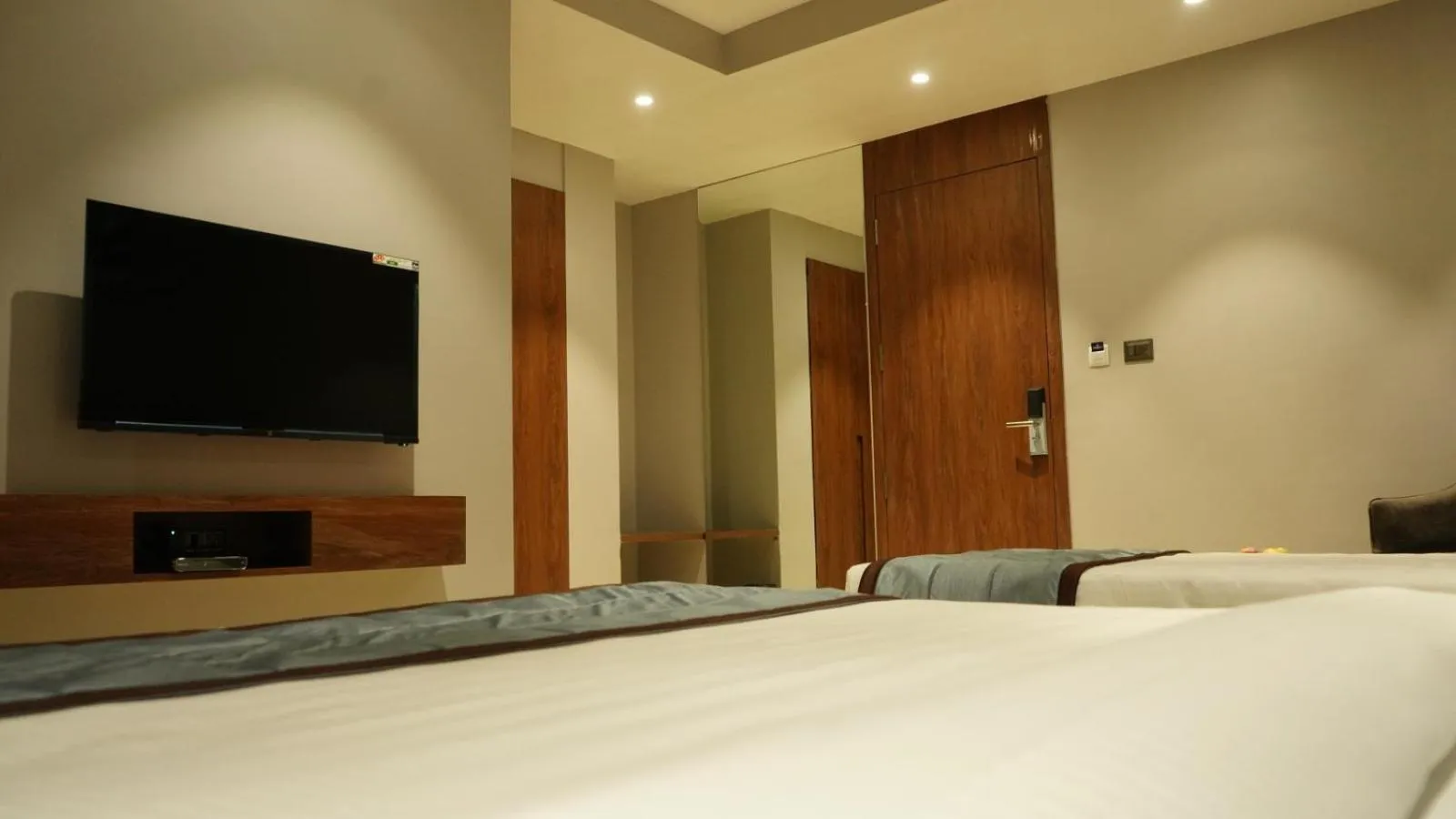 TV and multimedia, Bed in Alaukik Hotel