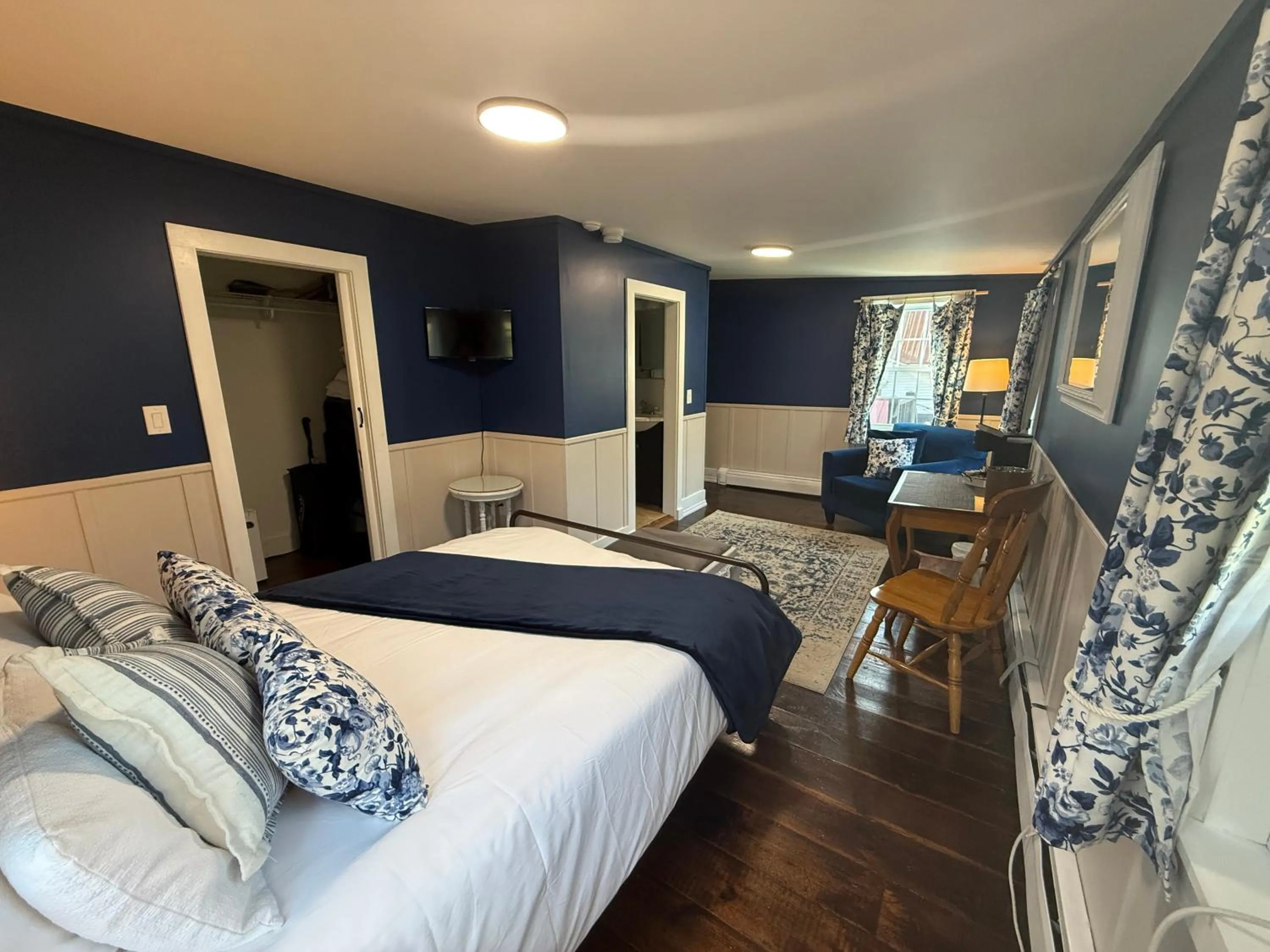 Property building, Bed in Stone Hearth Inn and Eatery