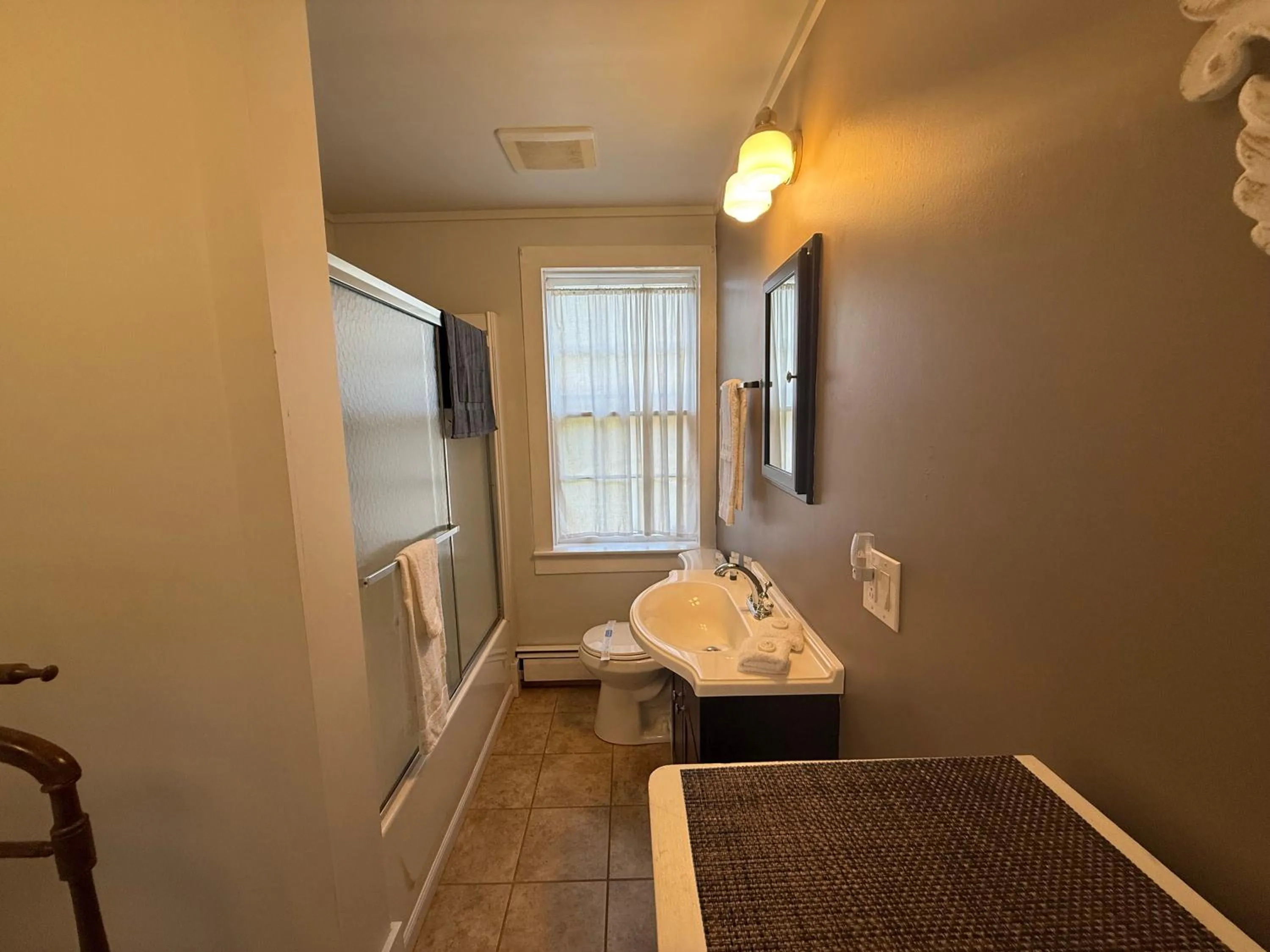 Property building, Bed in Stone Hearth Inn and Eatery