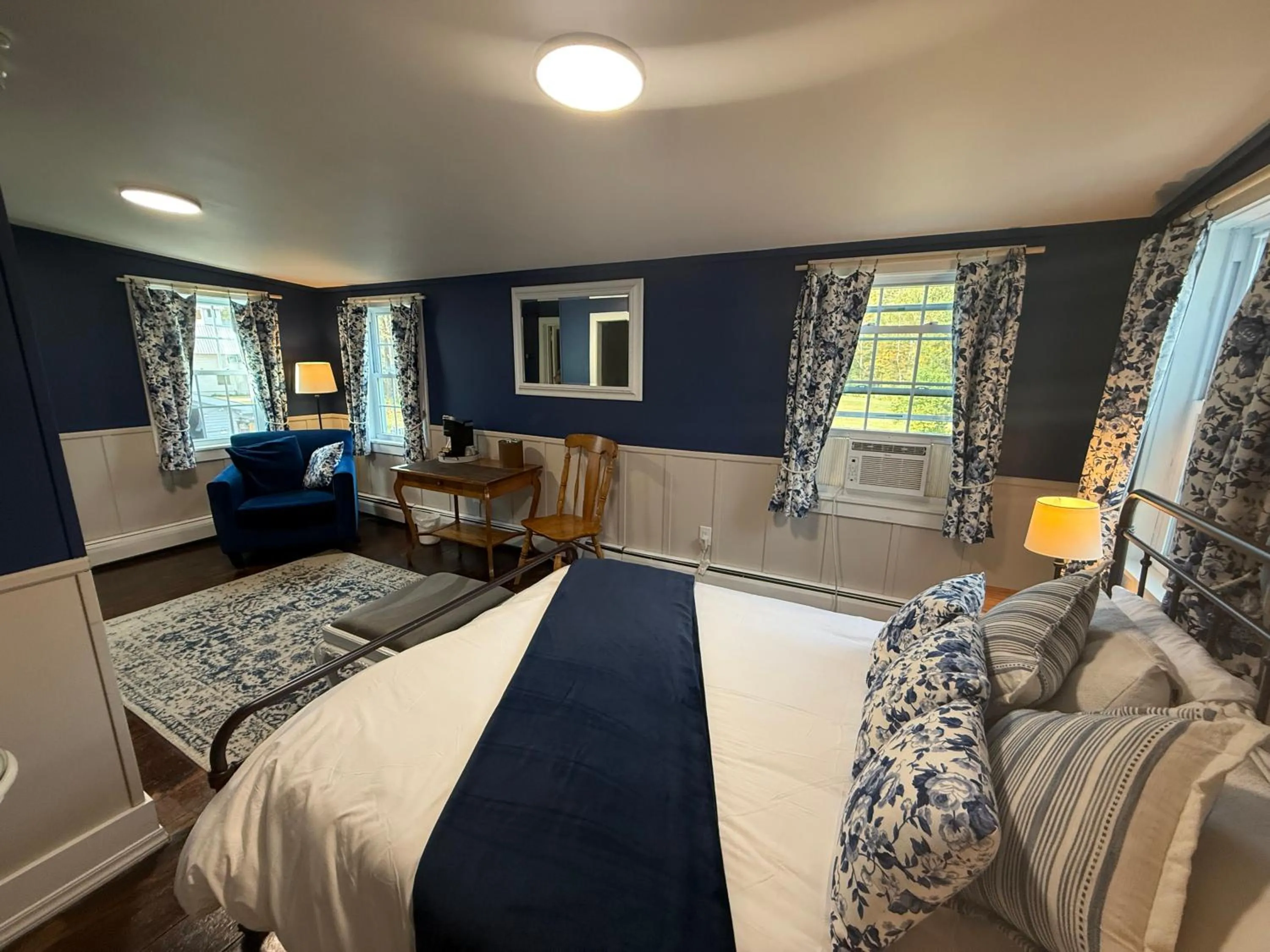 Property building, Bed in Stone Hearth Inn and Eatery