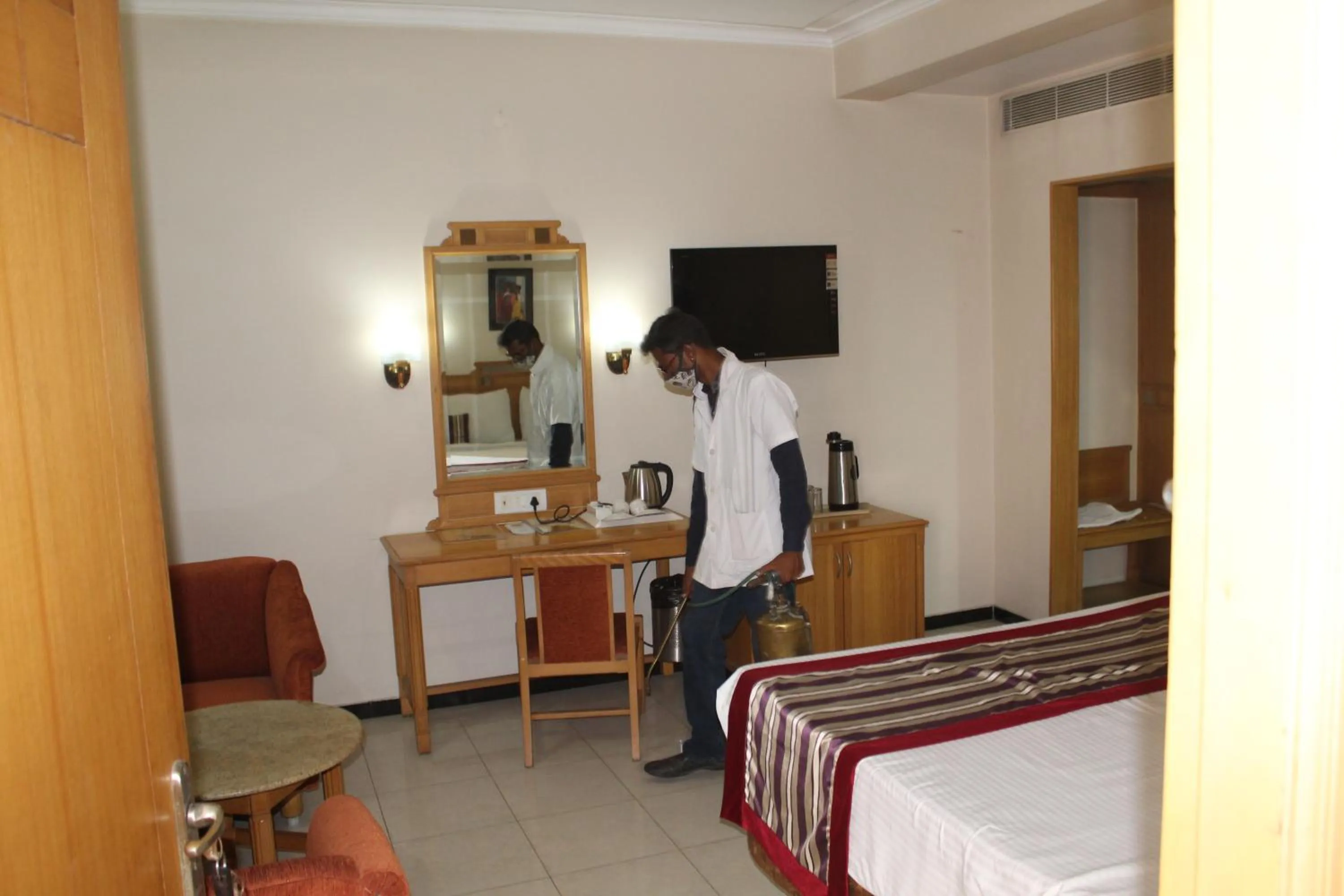 Staff, Bed in Hotel Kalyan Residency