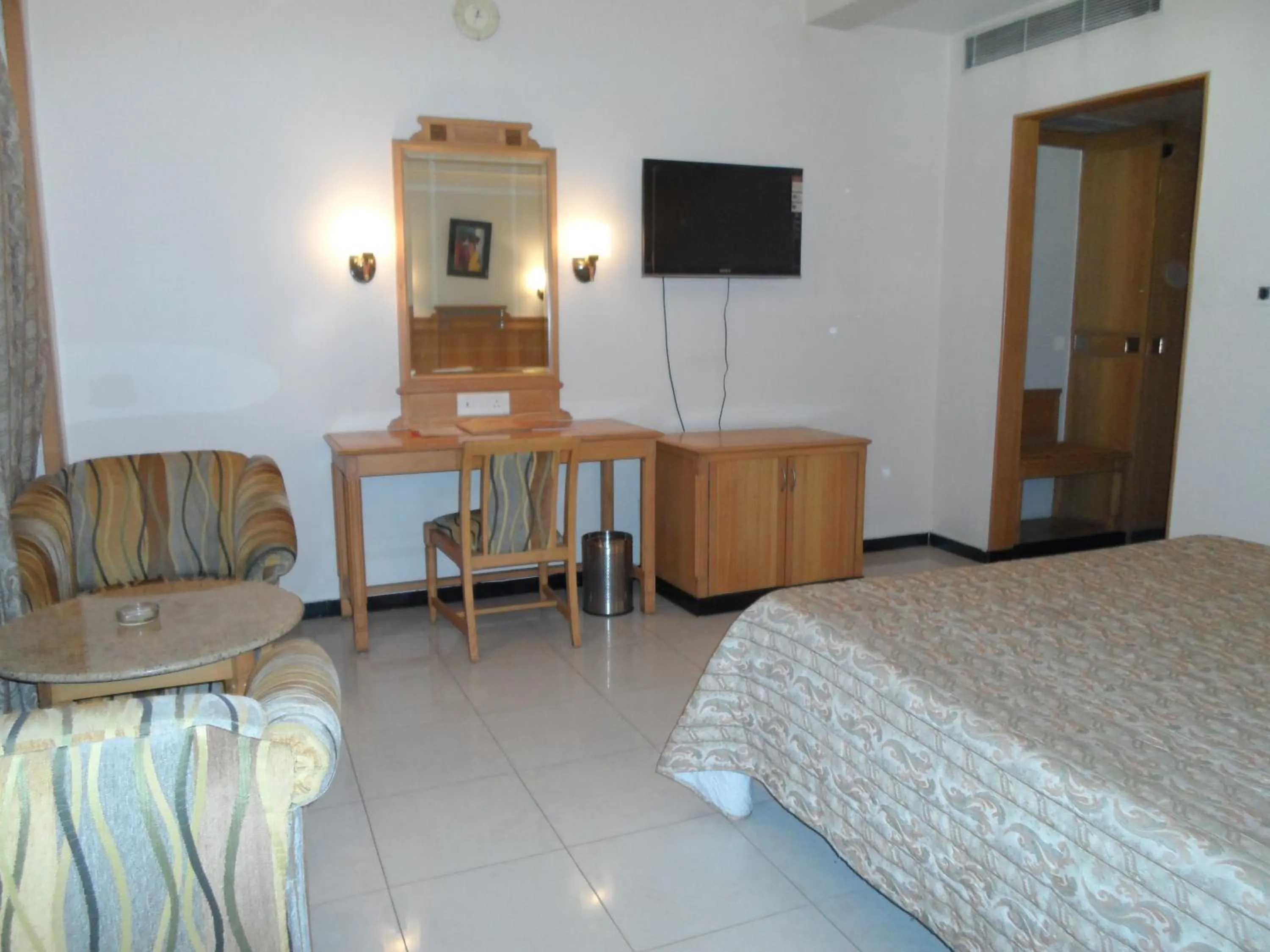 TV and multimedia, Bed in Hotel Kalyan Residency