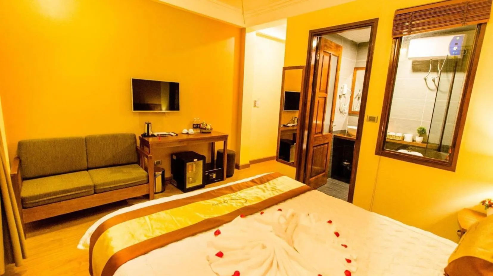 Communal lounge/ TV room, Bed in Heart Of Sapa Hotel