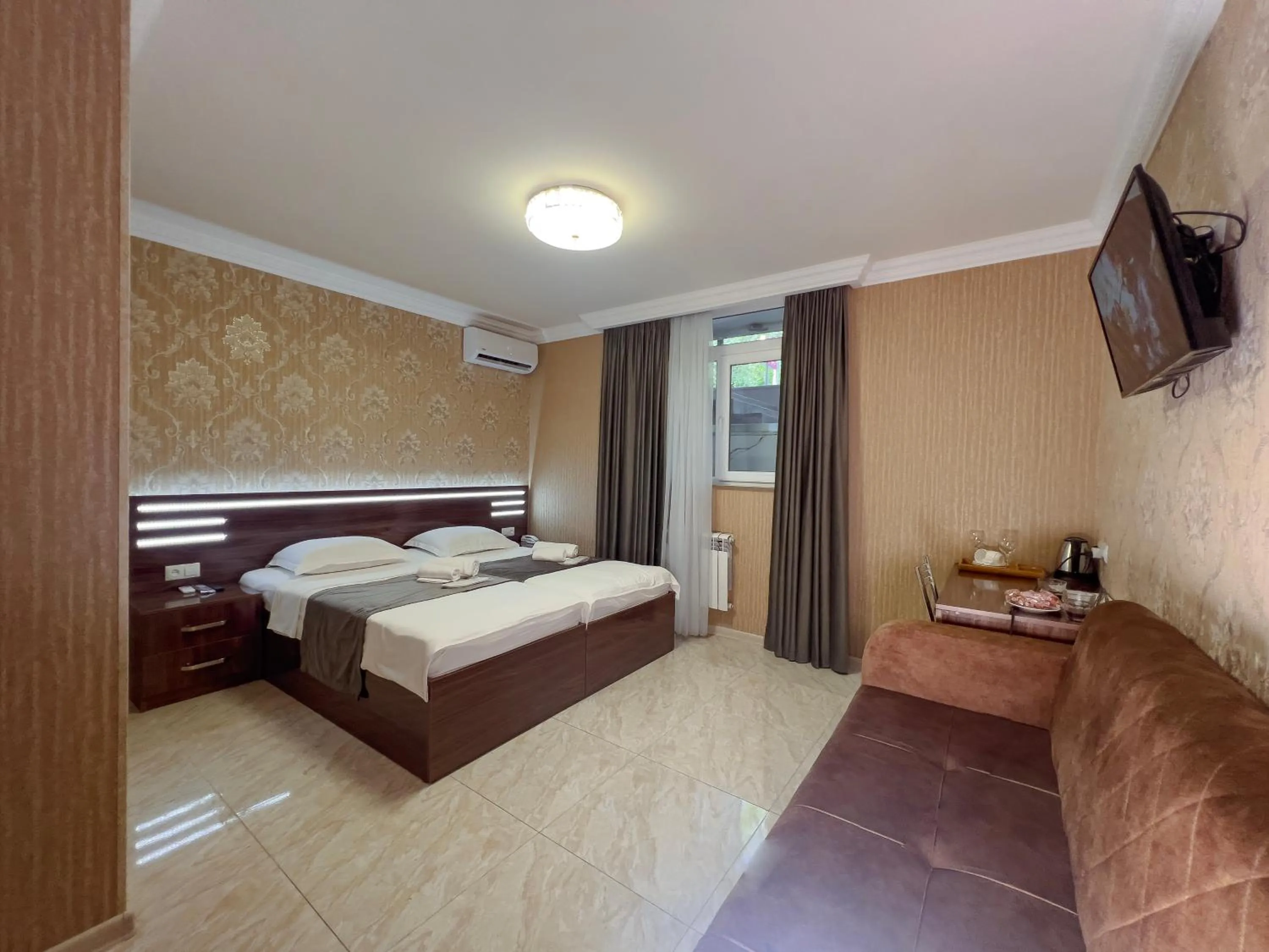 Communal lounge/ TV room, Bed in Opera Avenue Hotel