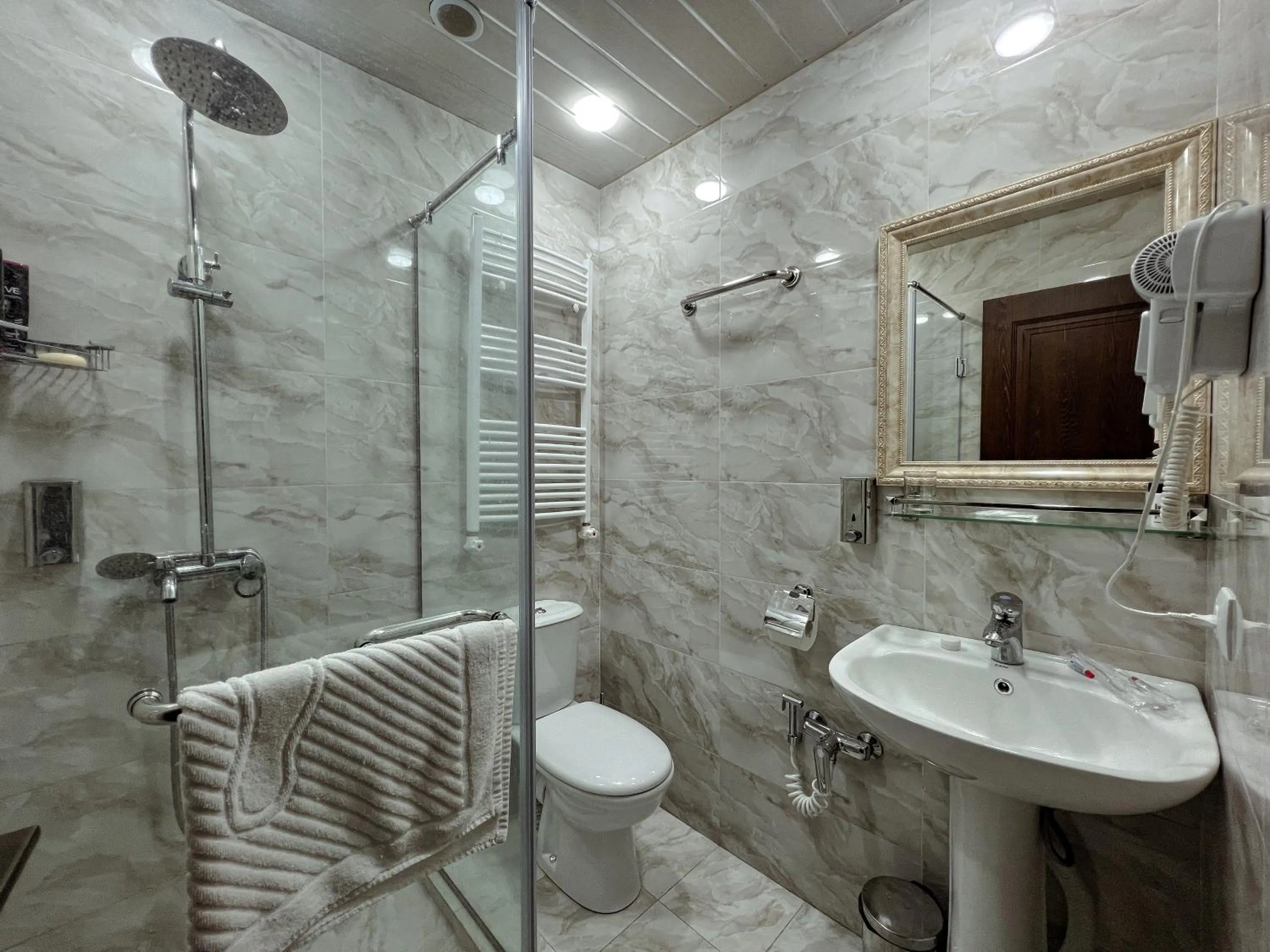 Shower in Opera Avenue Hotel