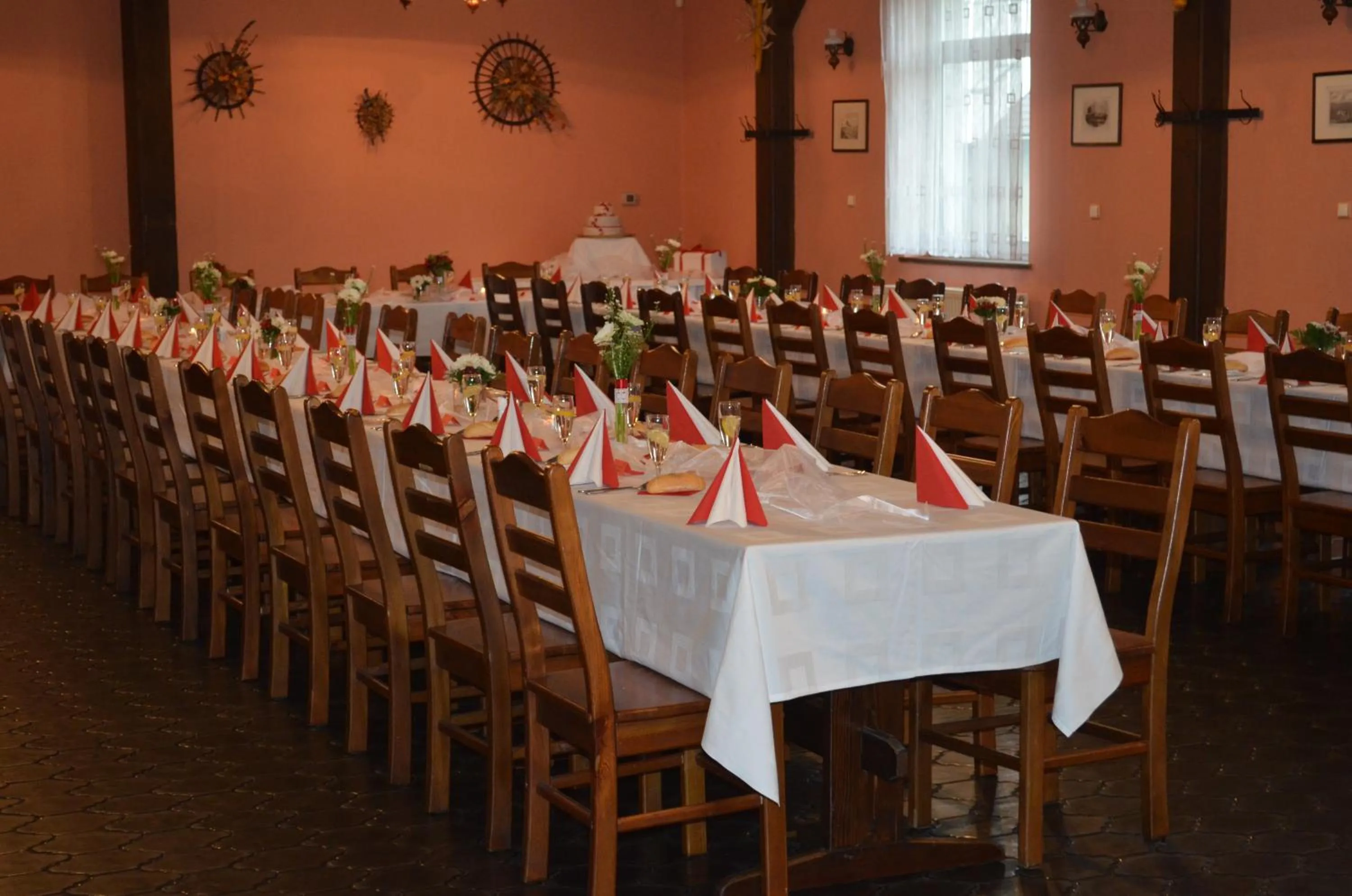 Restaurant/places to eat in Hotel Na Statku