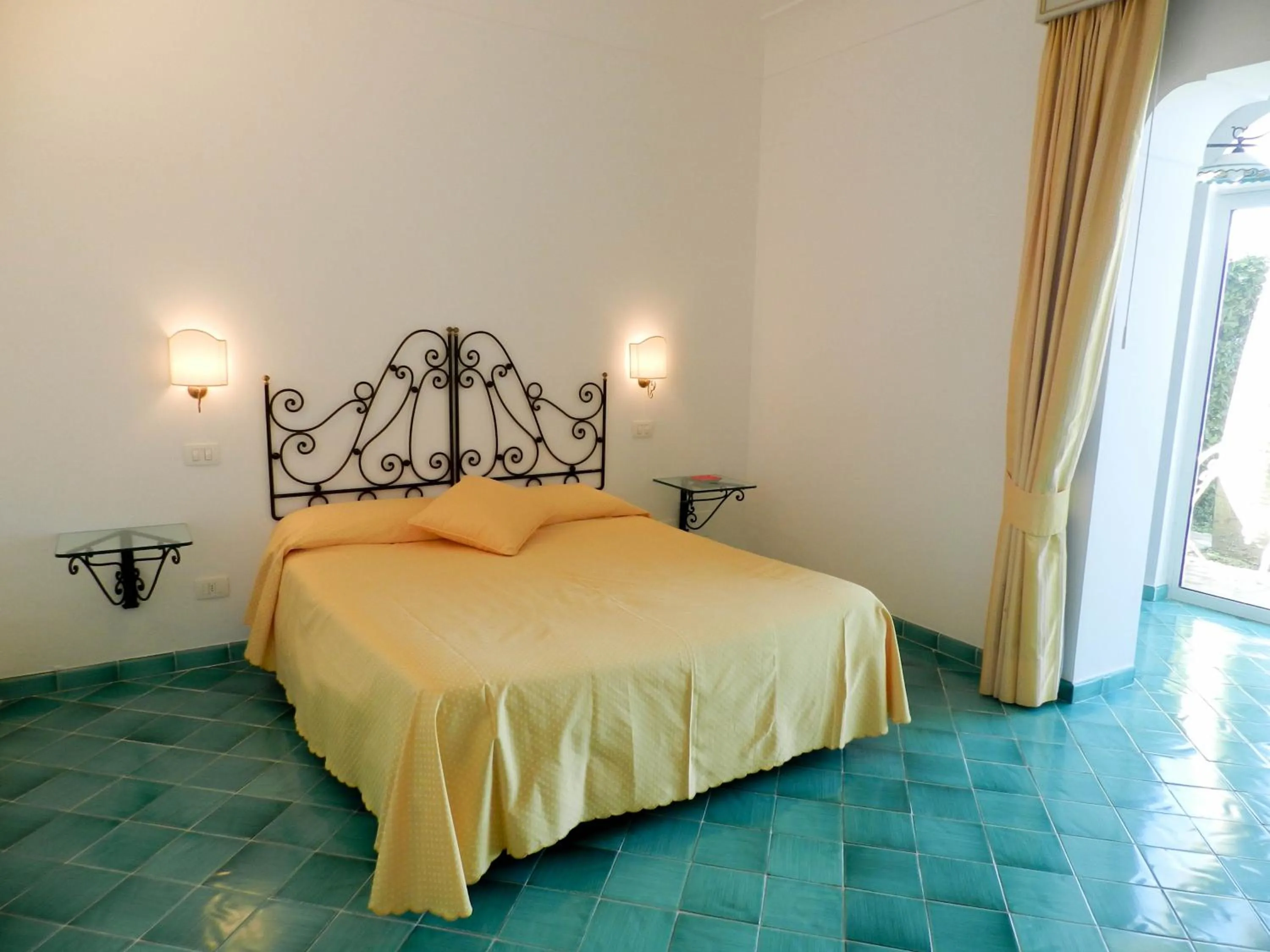 Photo of the whole room in Bacio del Sole B&B Positano
