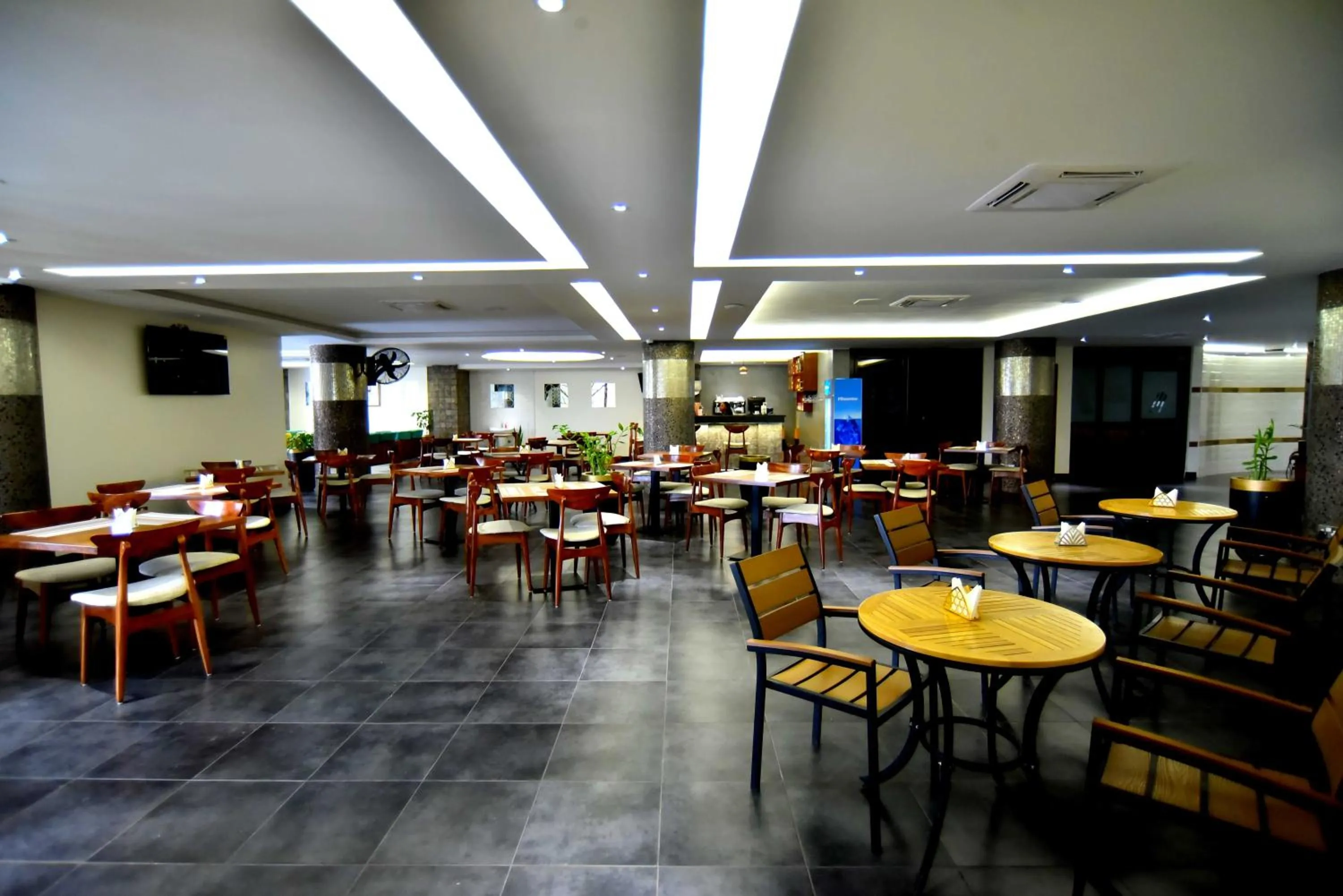 Restaurant/places to eat in Victoria Mews Hotel