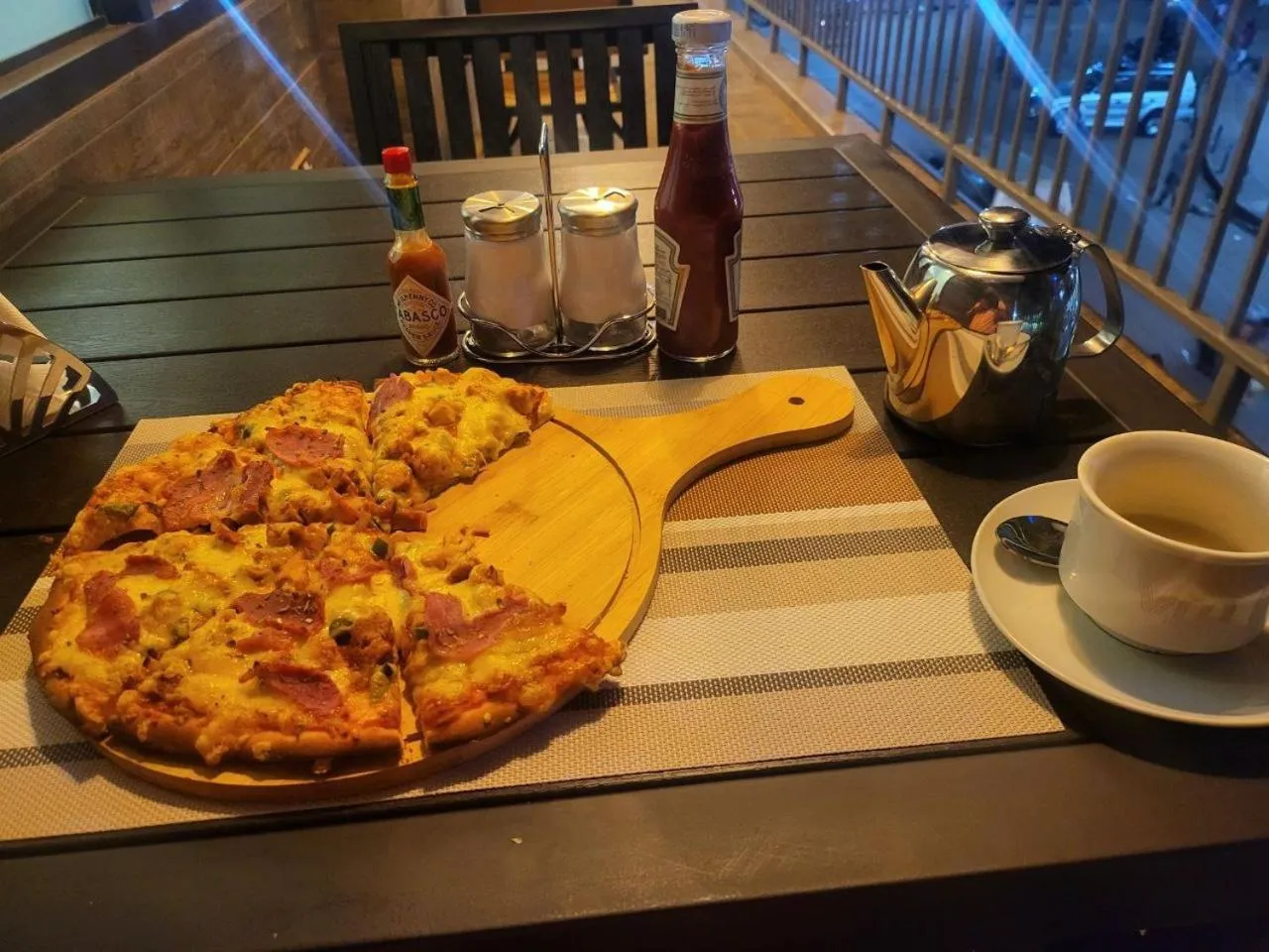 Food and drinks in Victoria Mews Hotel