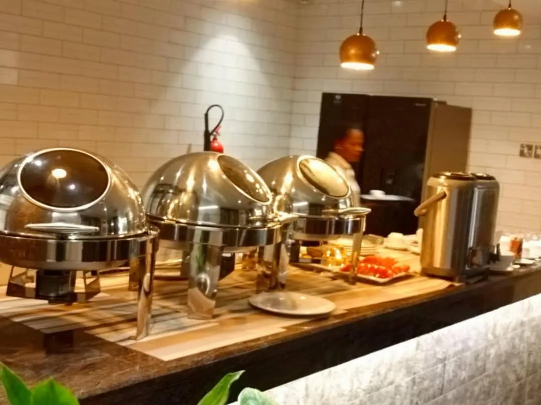 Restaurant/places to eat in Victoria Mews Hotel