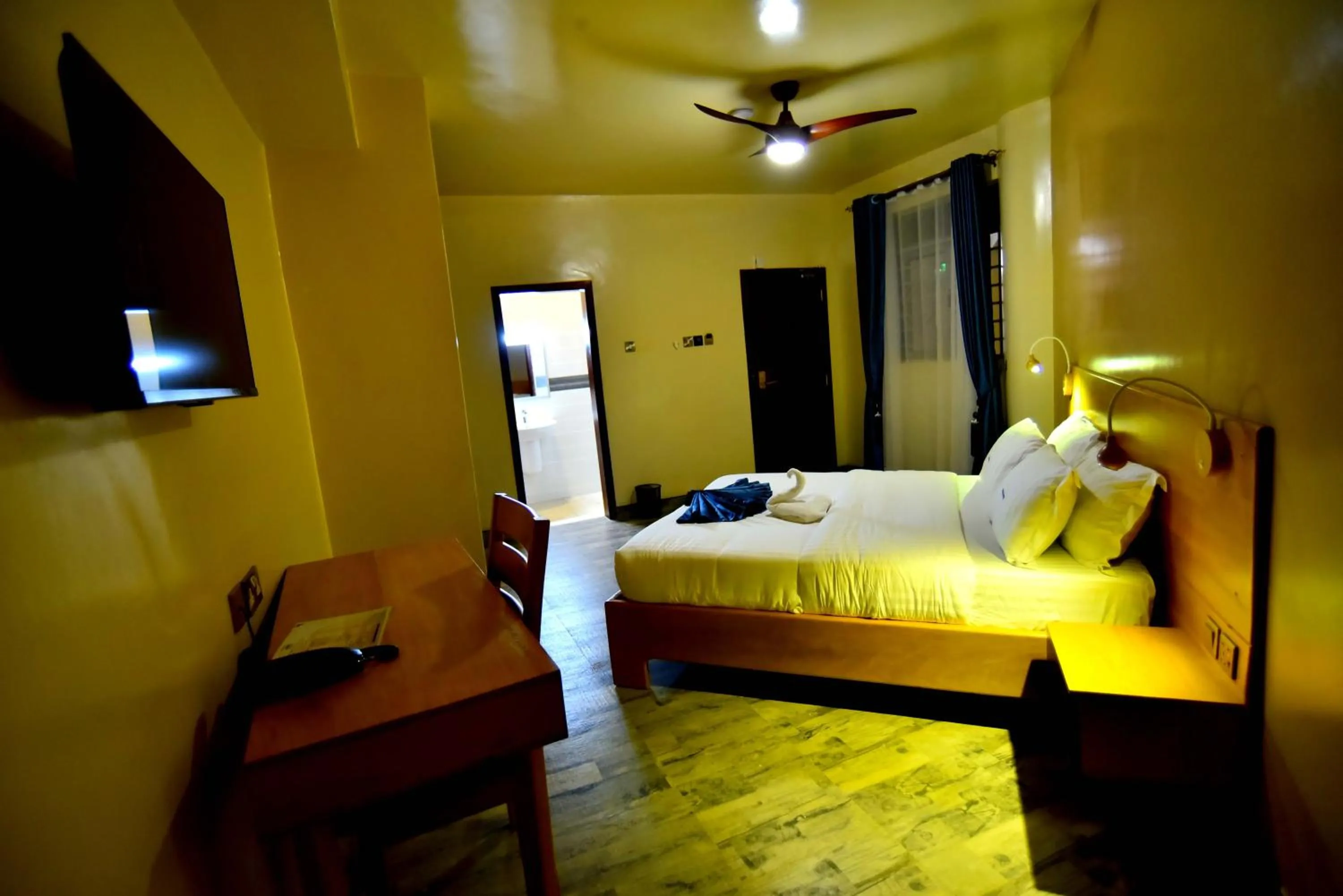 Bedroom, Bed in Victoria Mews Hotel