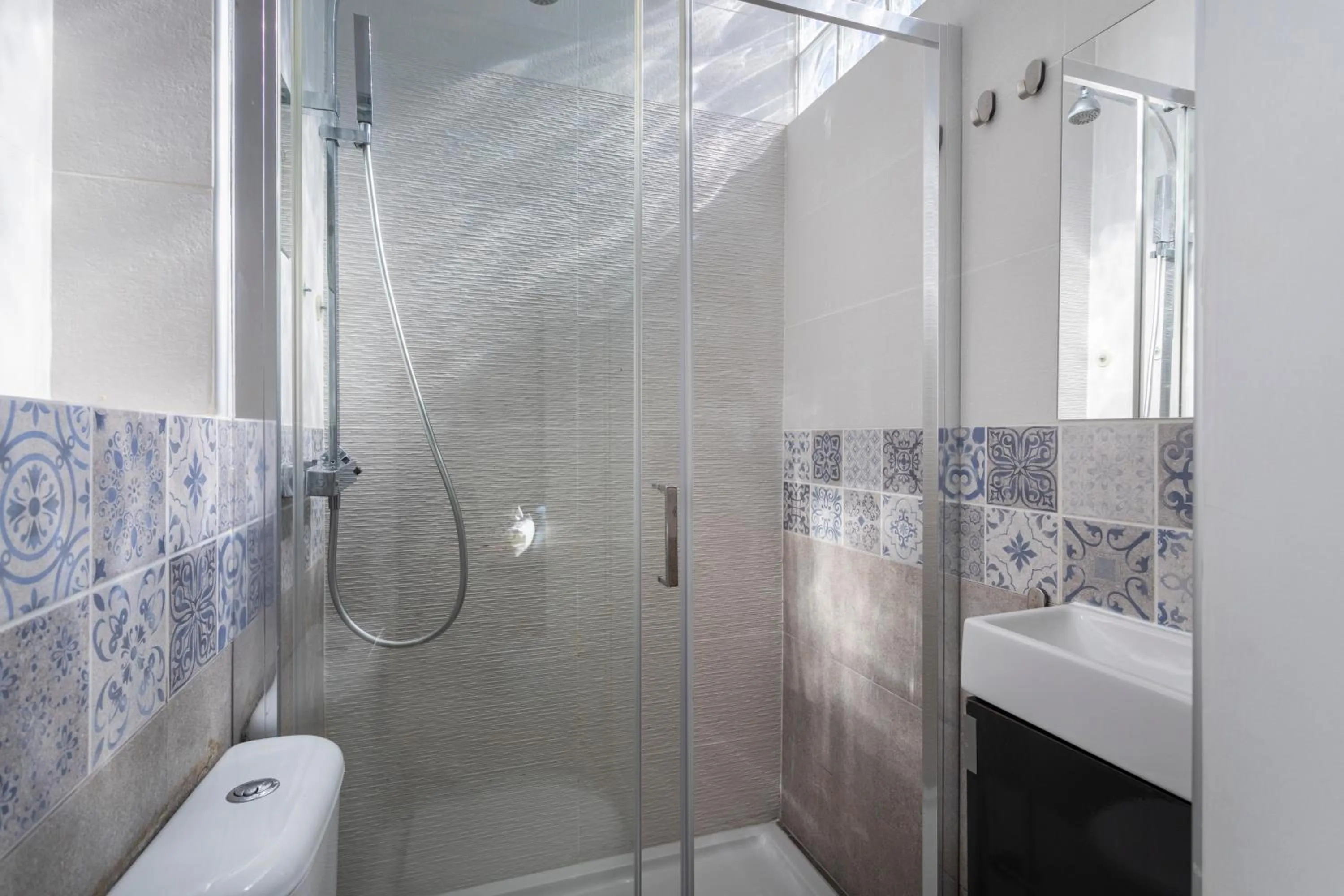 Shower in Lemon Hostel Faro