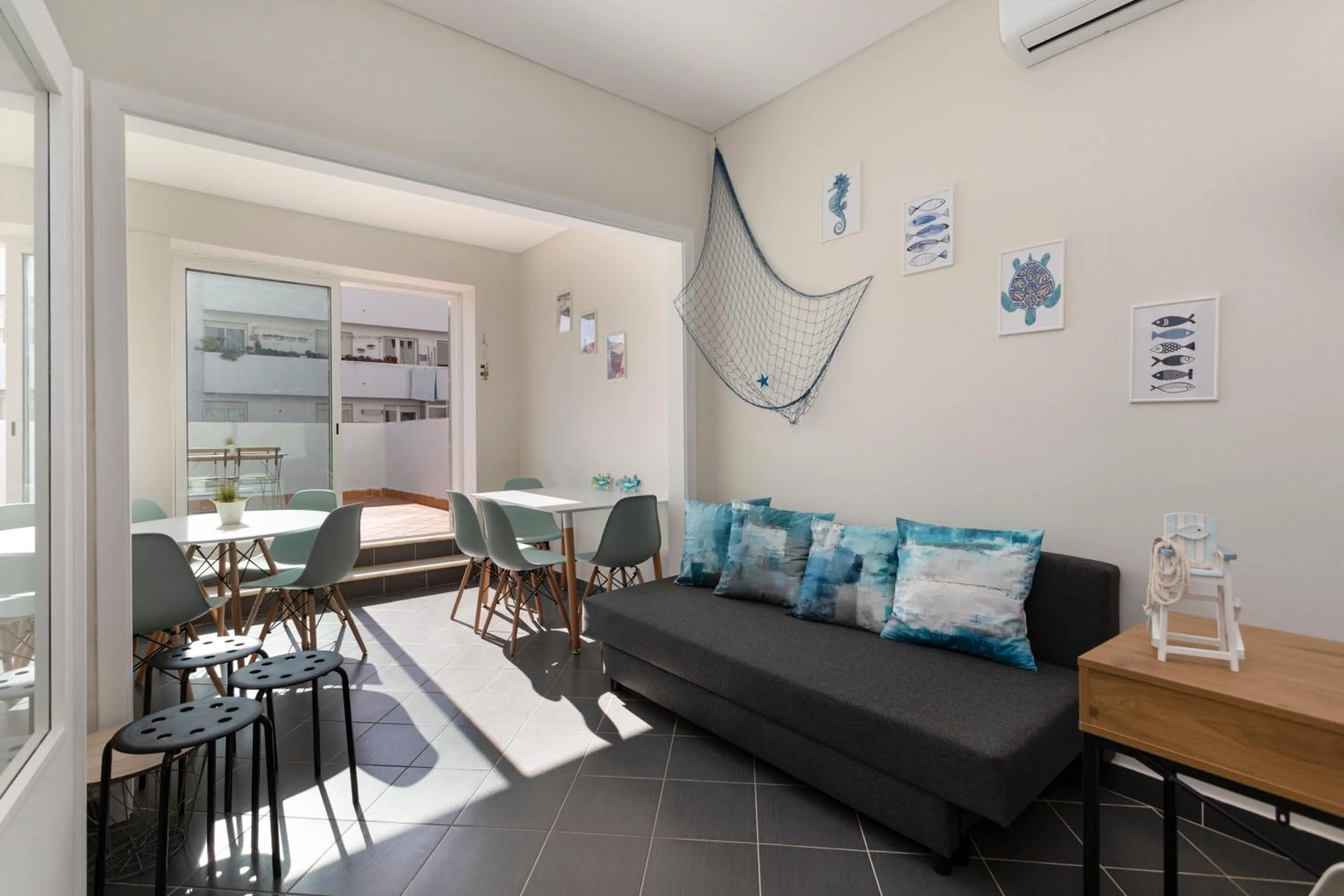 Communal lounge/ TV room in Lemon Hostel Faro