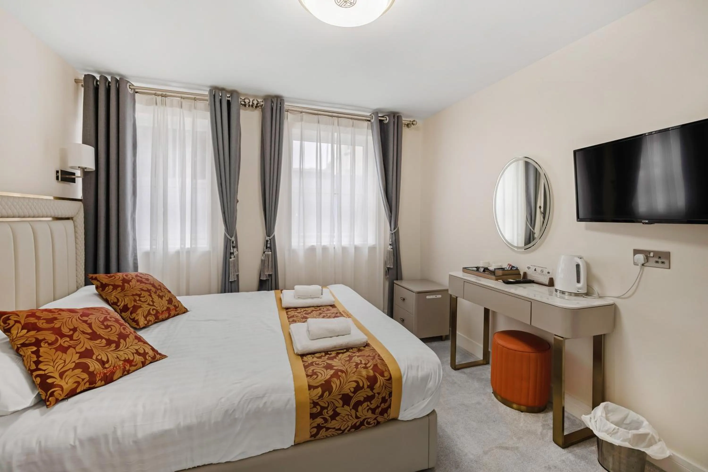 Bedroom, Bed in Drake Hotel Plymouth