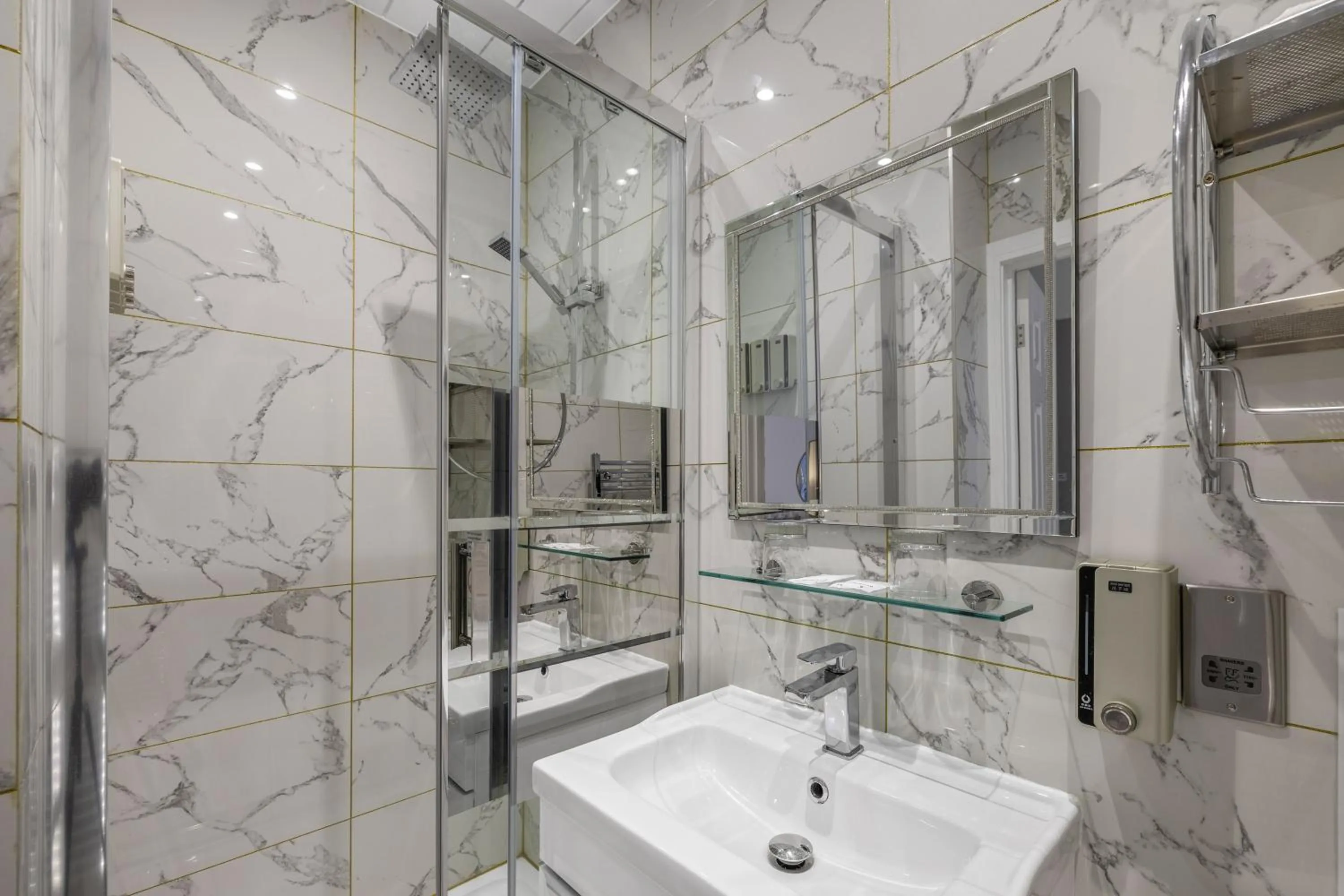 Bathroom in Drake Hotel Plymouth