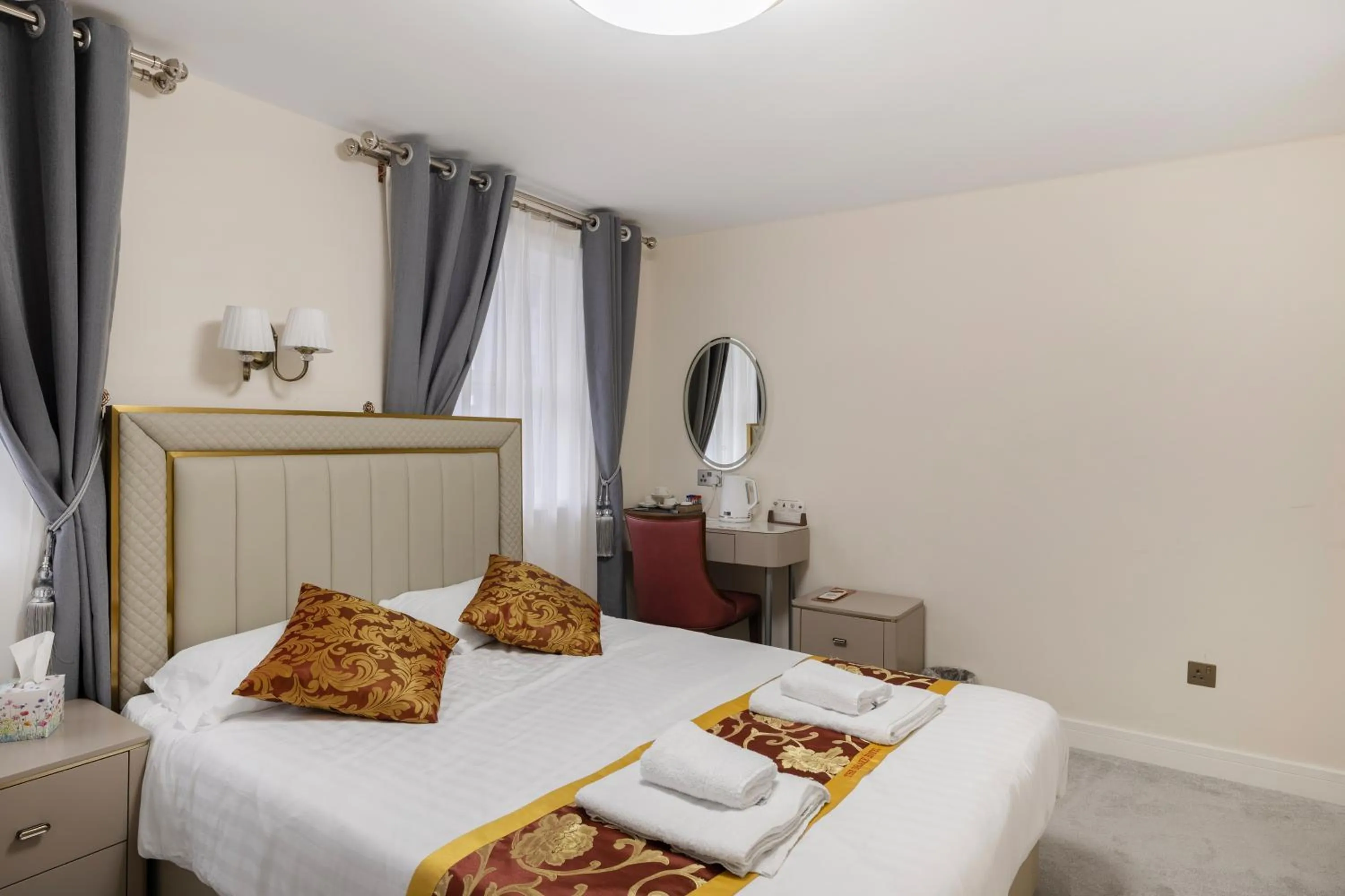 Bedroom, Bed in Drake Hotel Plymouth