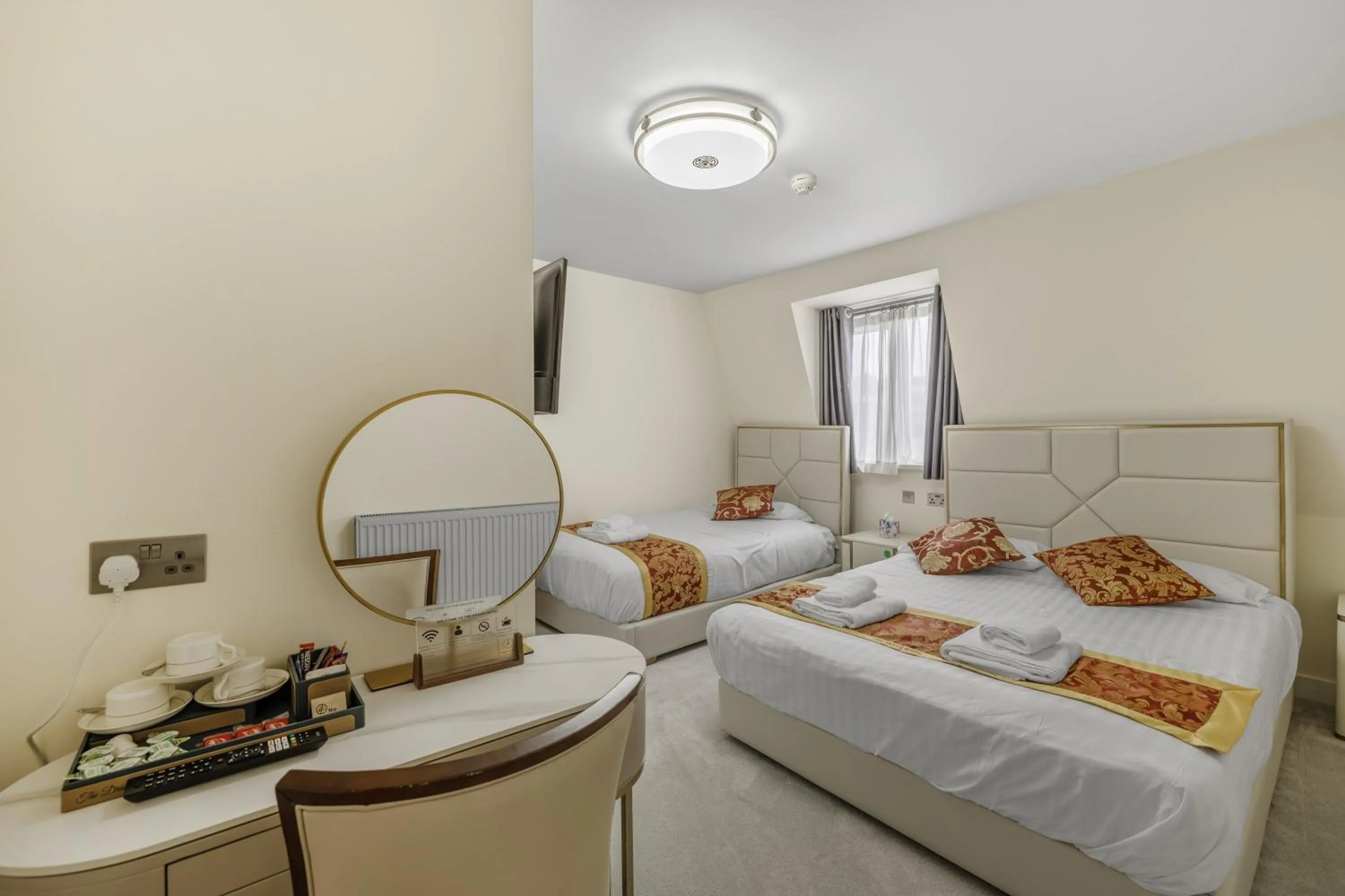 View (from property/room), Bed in Drake Hotel Plymouth