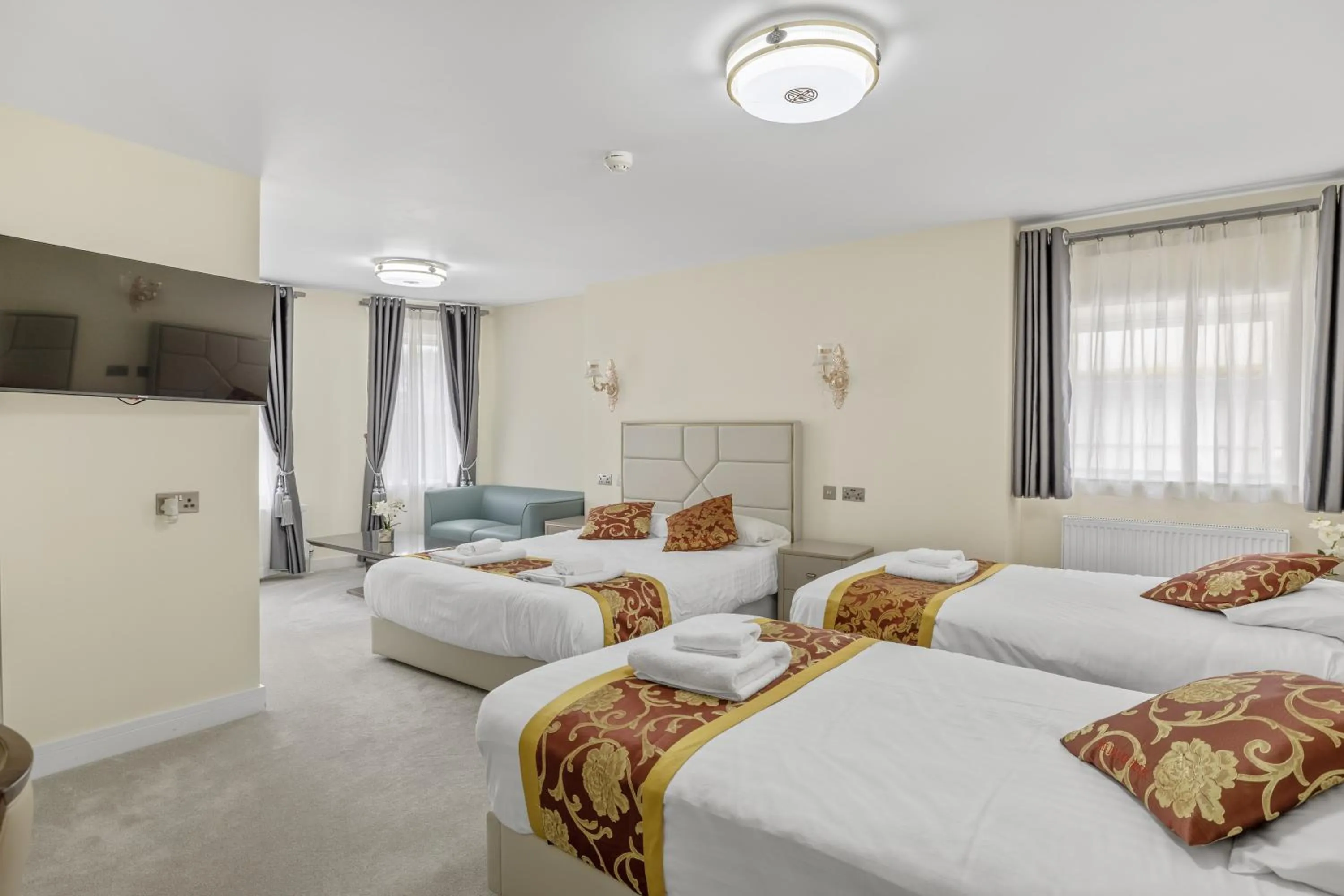 Bedroom, Bed in Drake Hotel Plymouth