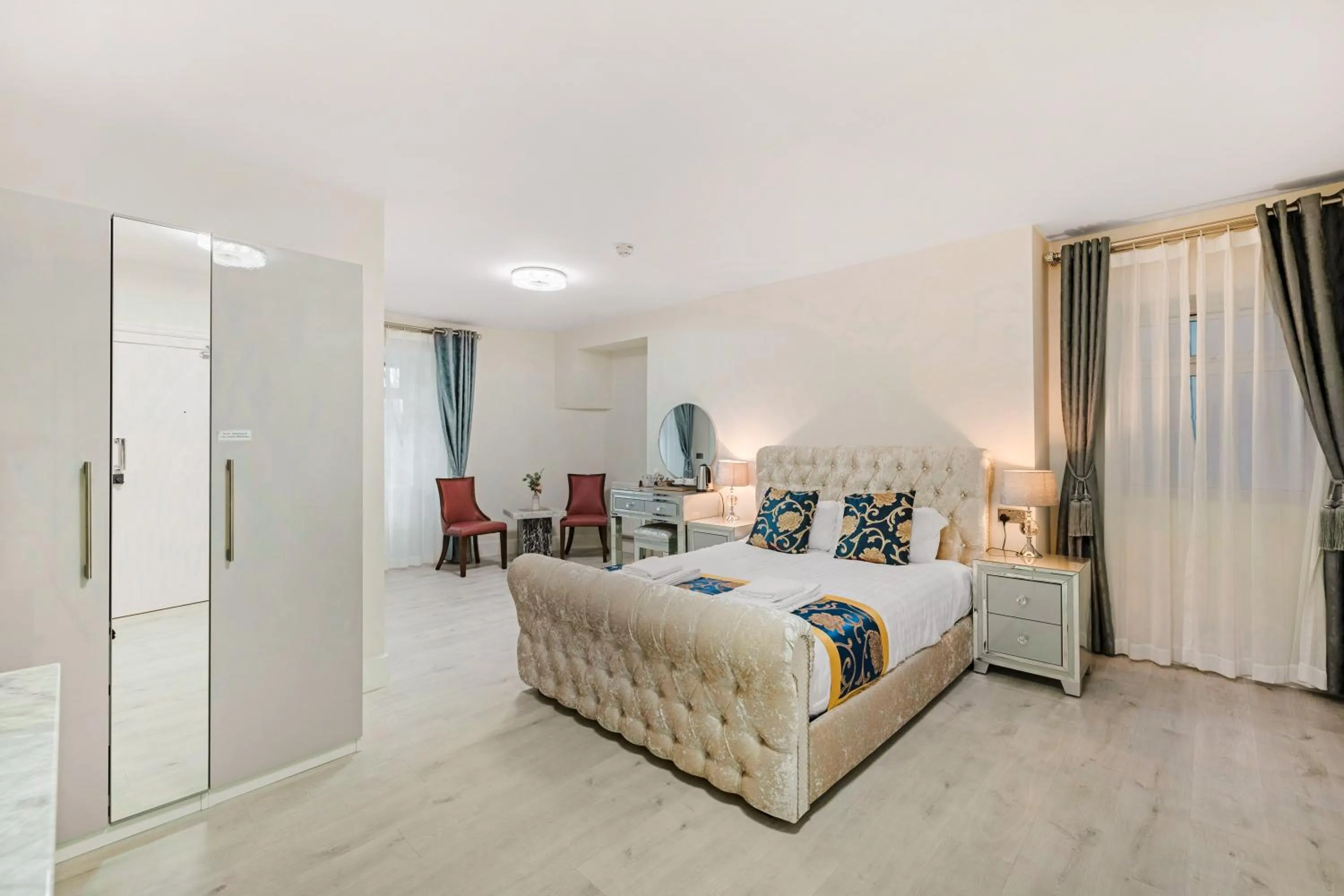 Bedroom, Bed in Drake Hotel Plymouth