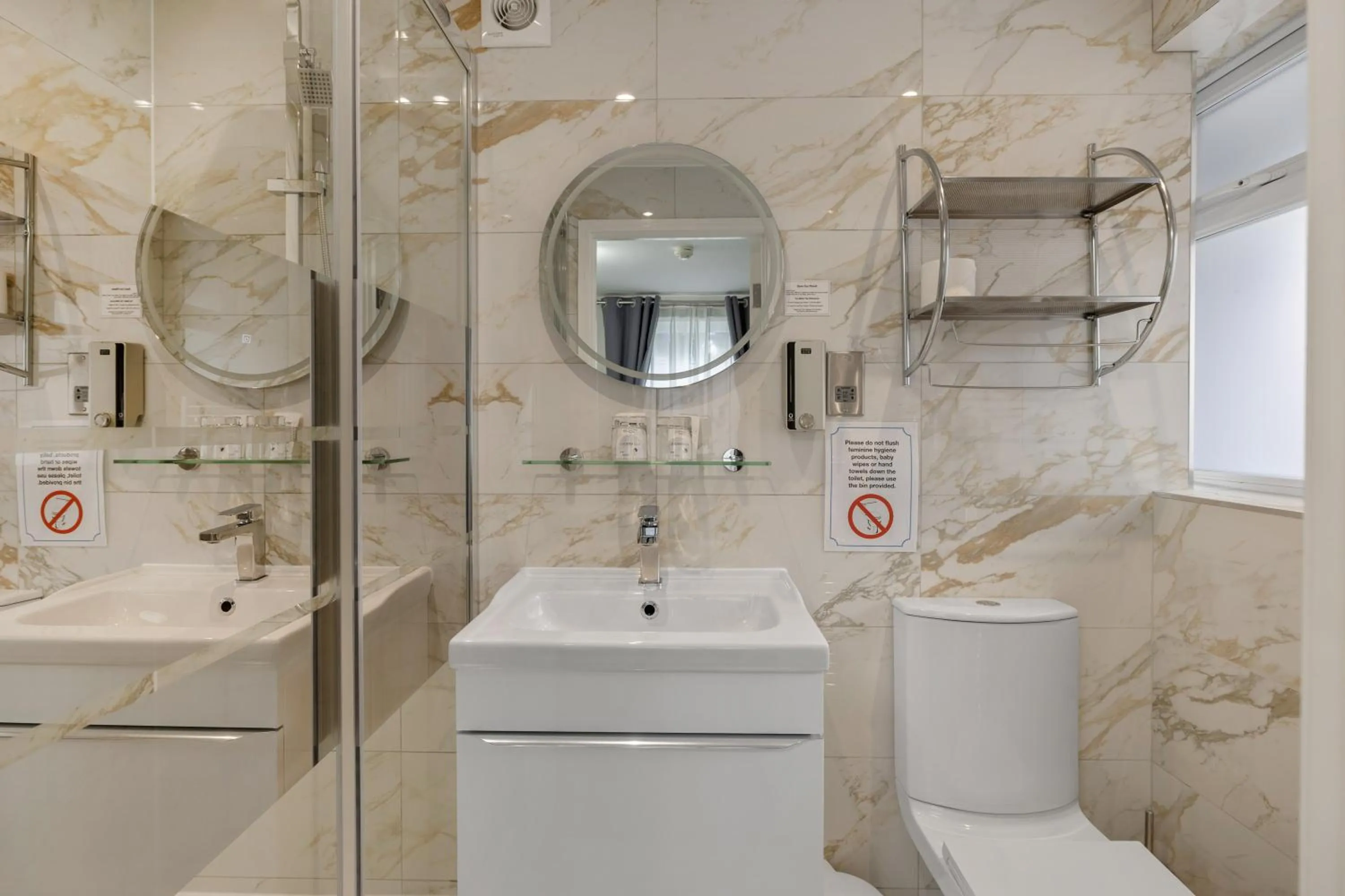 Bathroom in Drake Hotel Plymouth