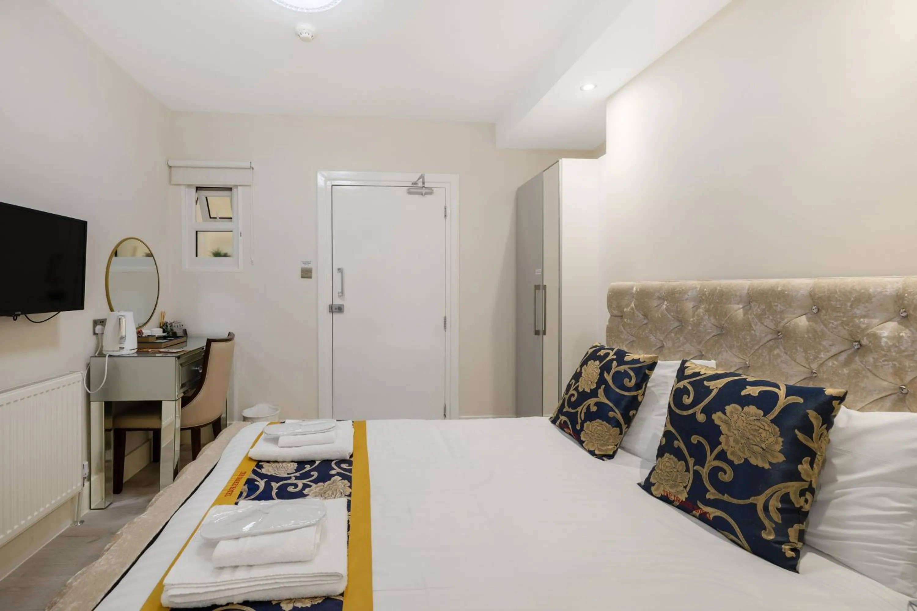 Bedroom, Bed in Drake Hotel Plymouth