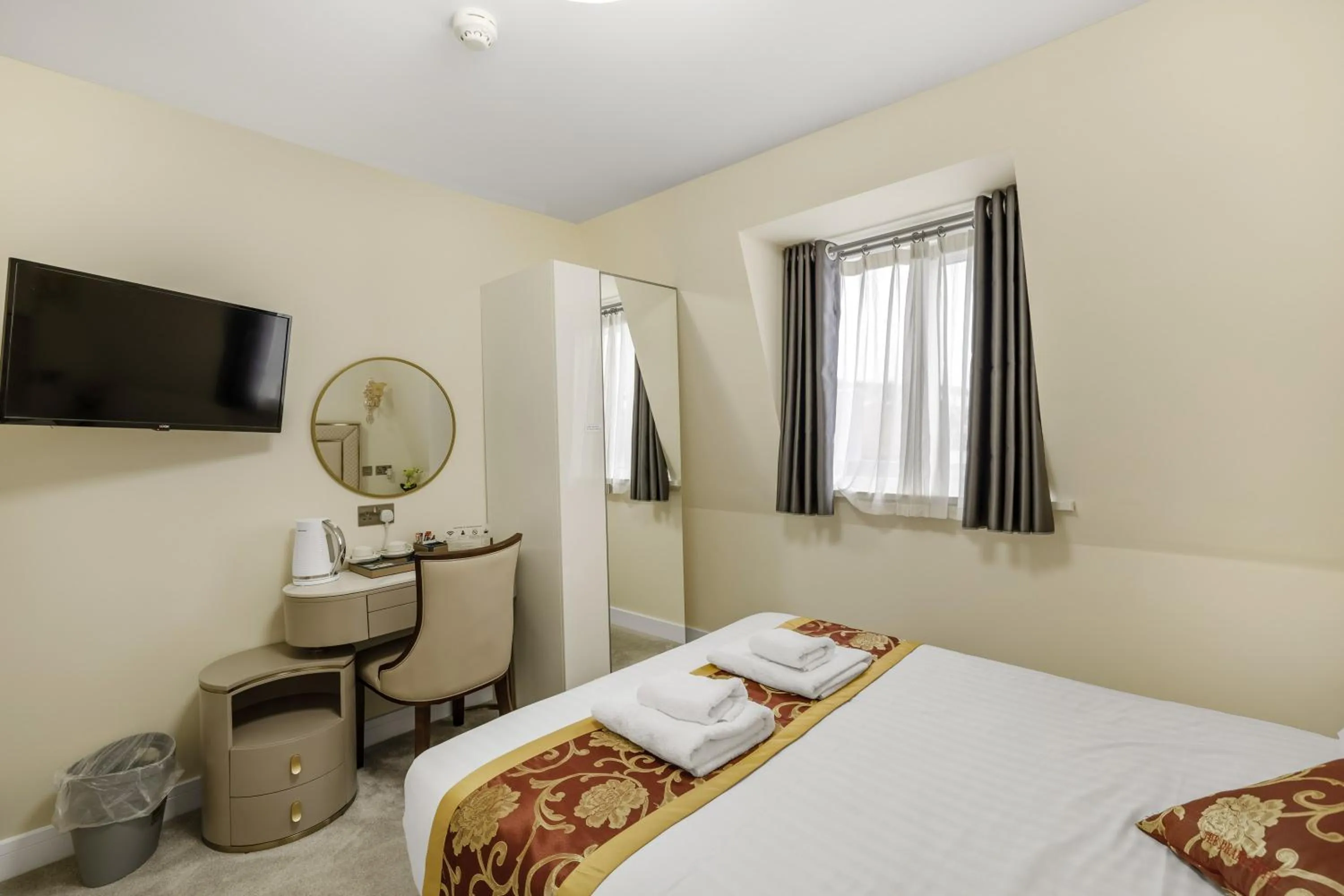 Bedroom, Bed in Drake Hotel Plymouth