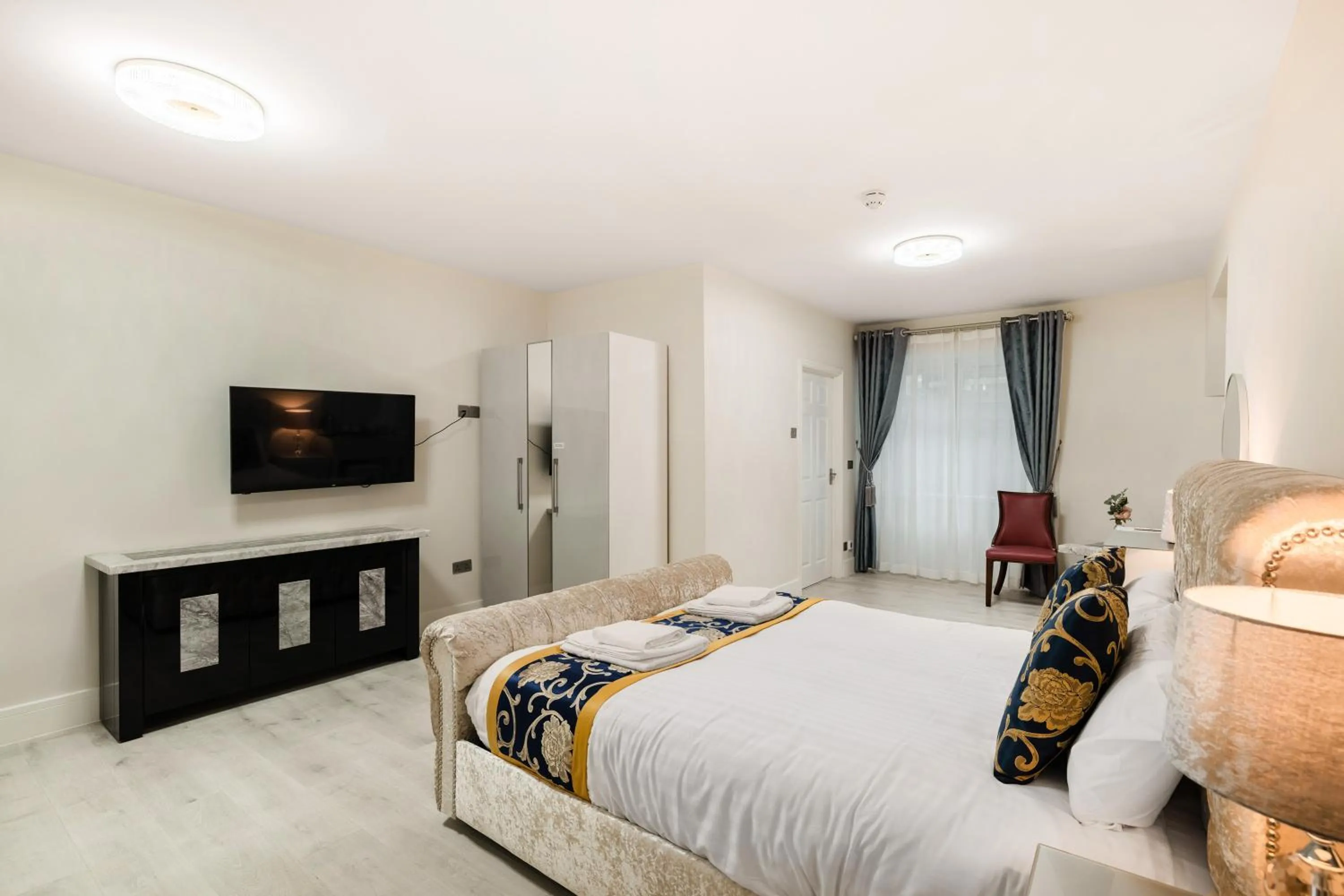 Bedroom, Bed in Drake Hotel Plymouth