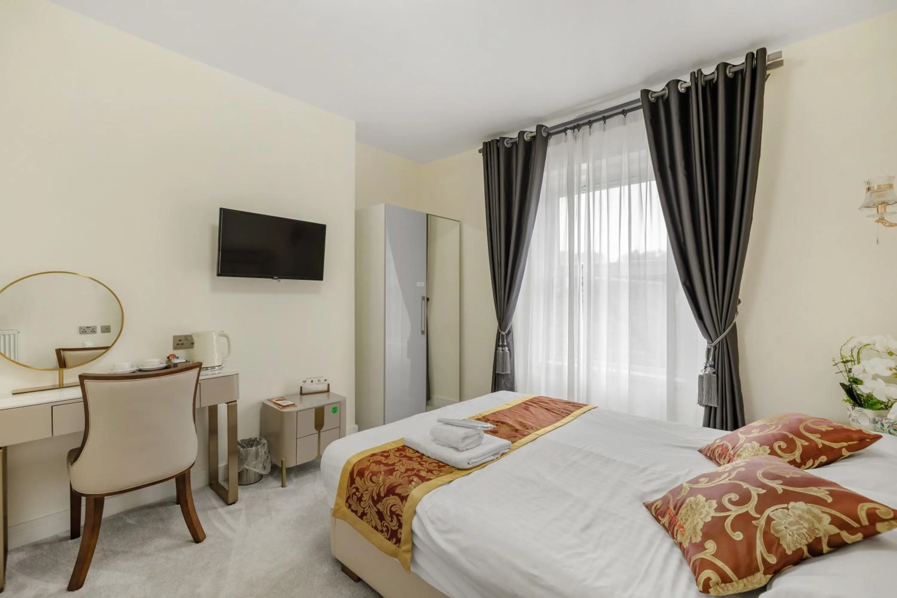 Bedroom, Bed in Drake Hotel Plymouth