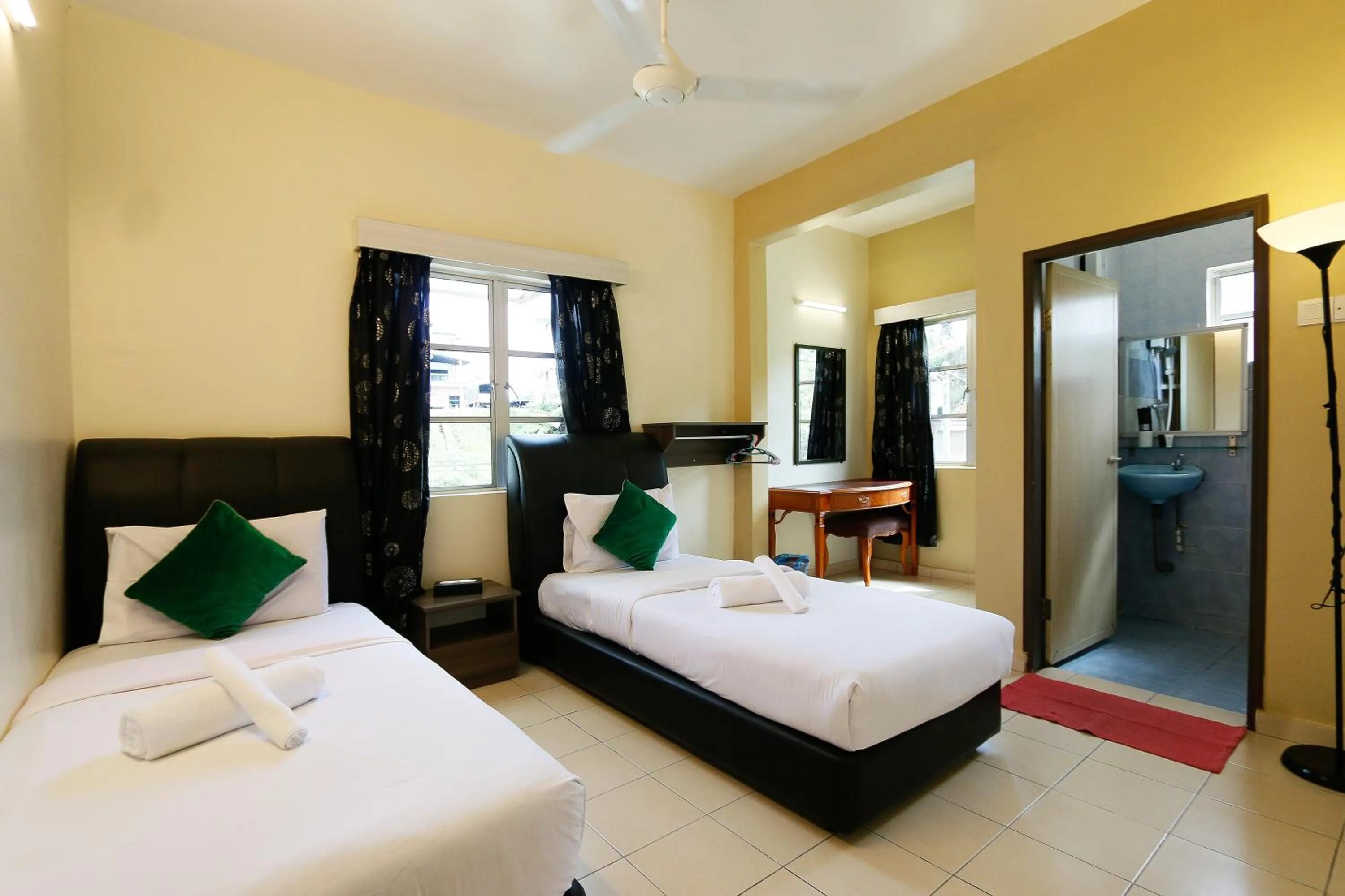 Photo of the whole room, Bed in Golden Lodge