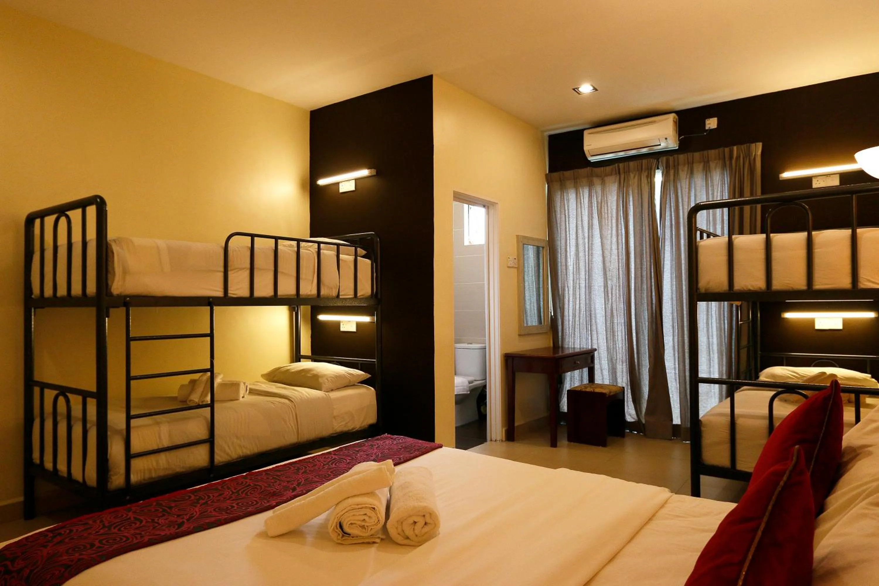 Bedroom, Bed in Golden Lodge