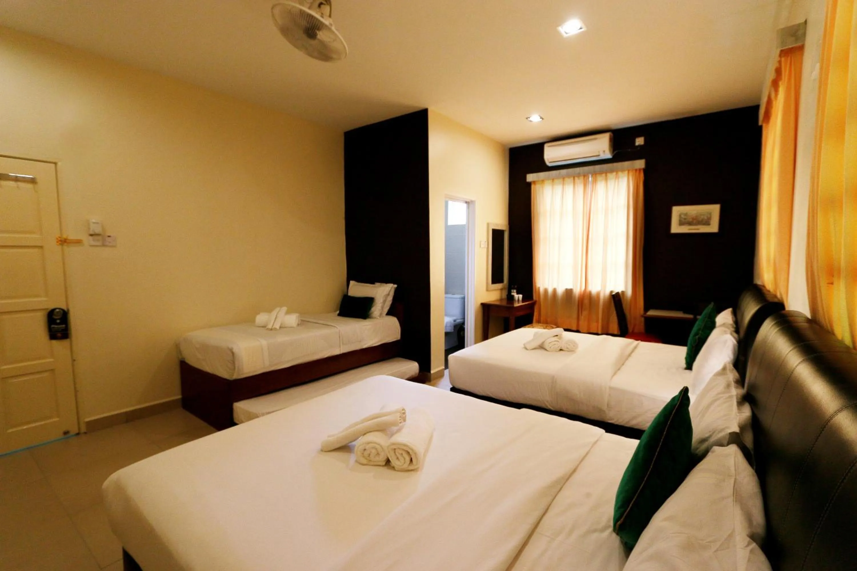 Photo of the whole room, Bed in Golden Lodge