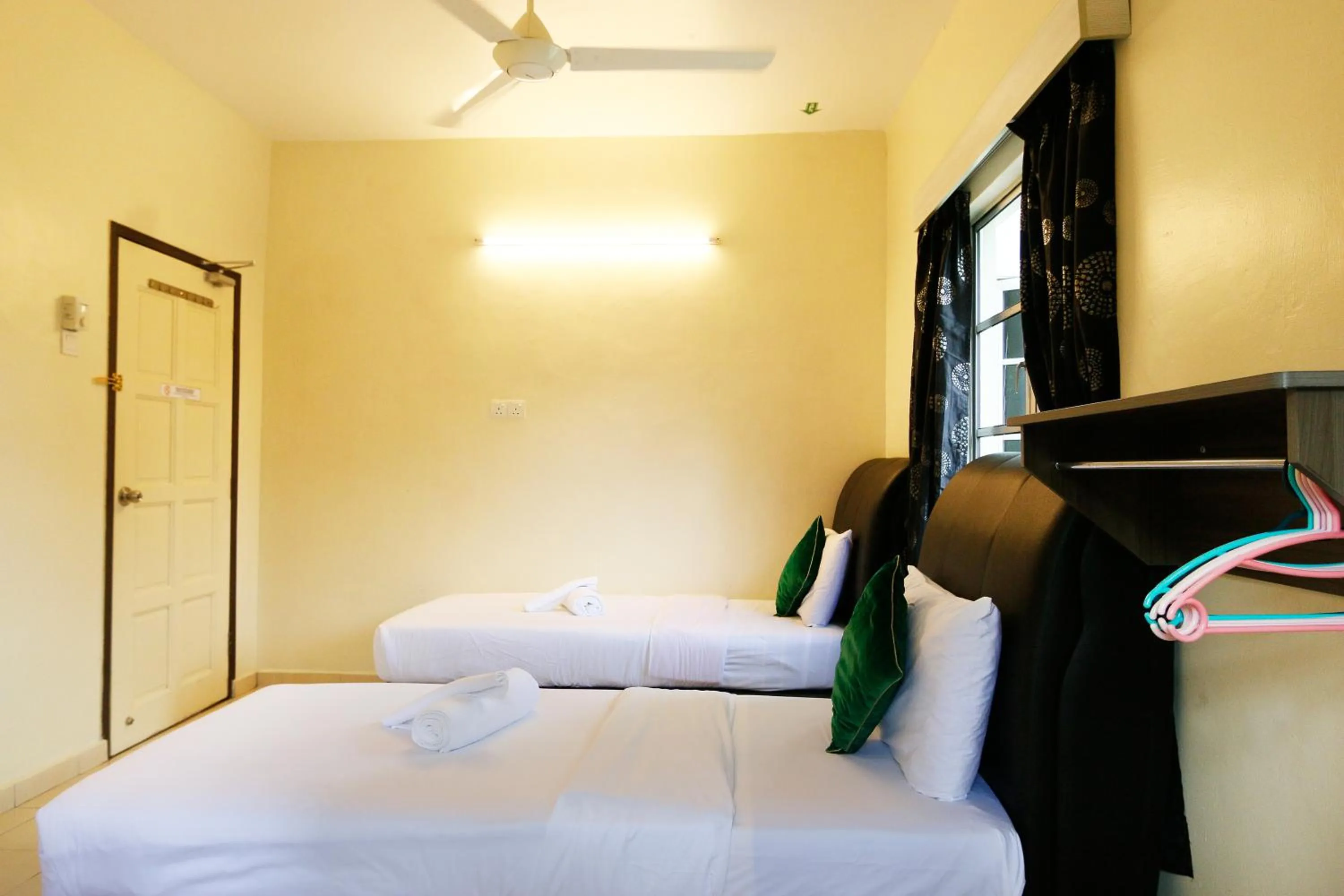 Bedroom, Bed in Golden Lodge