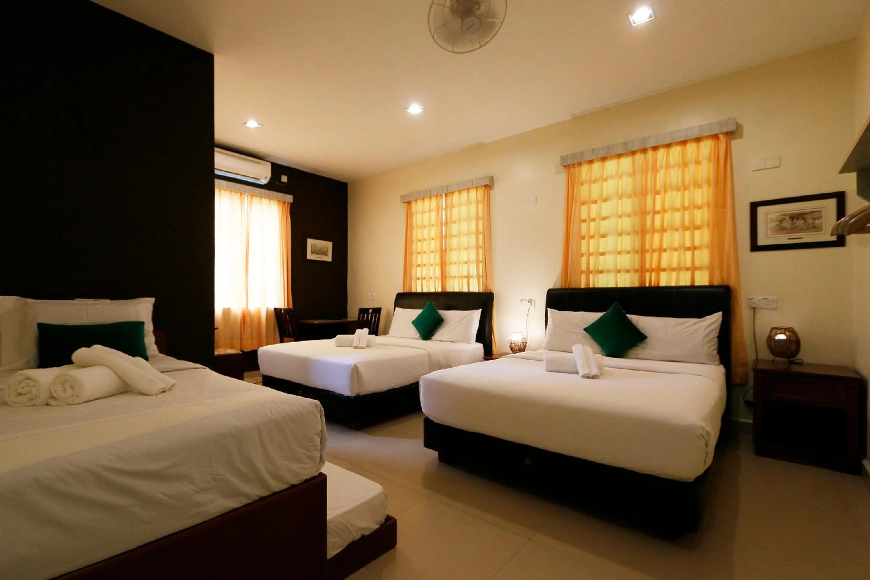 Bedroom, Bed in Golden Lodge