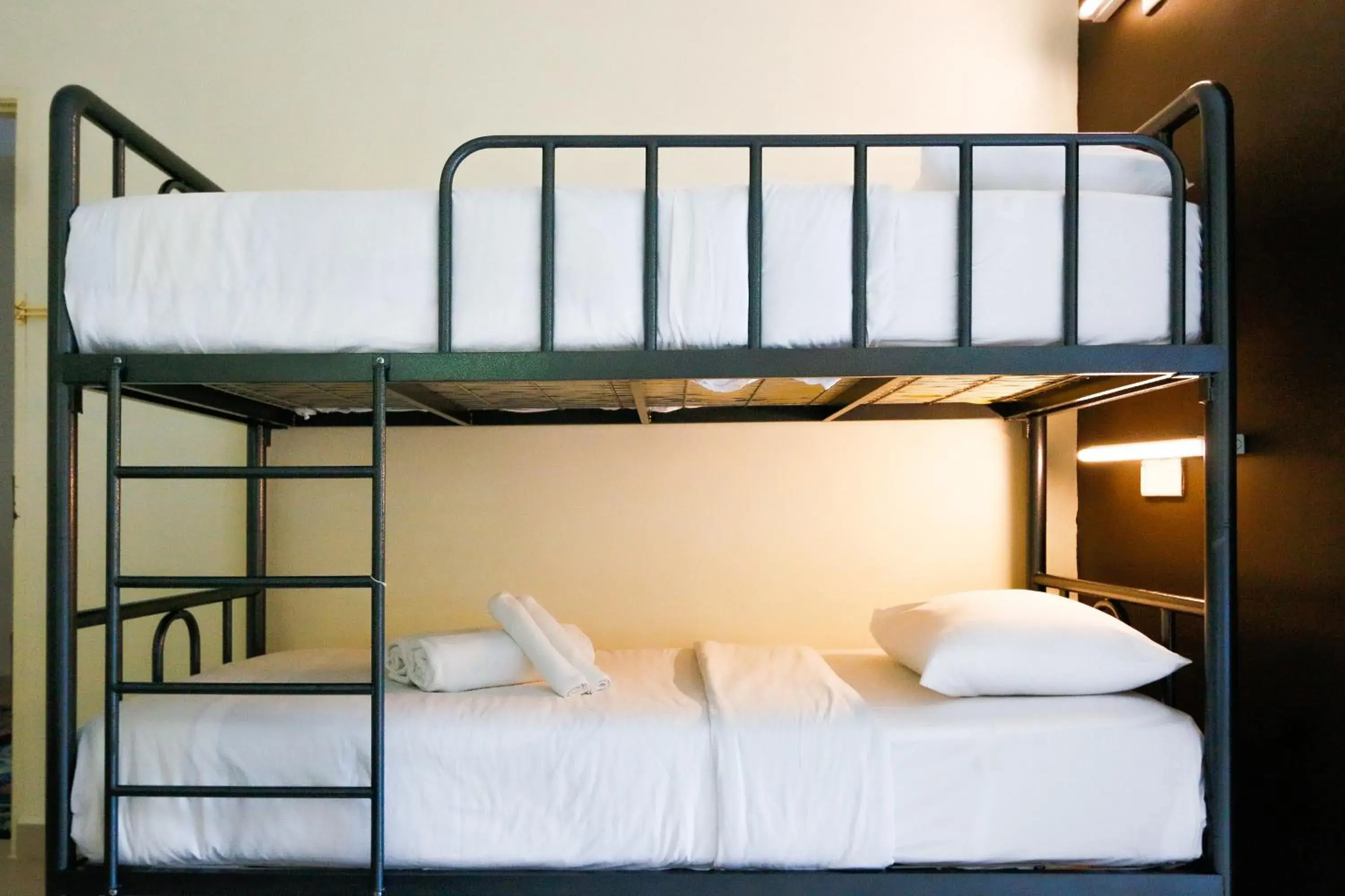 Bed in 10-Bed Mixed Dormitory Room in Golden Lodge Bed in 10-Bed Mixed Dormitory Room in Golden Lodge