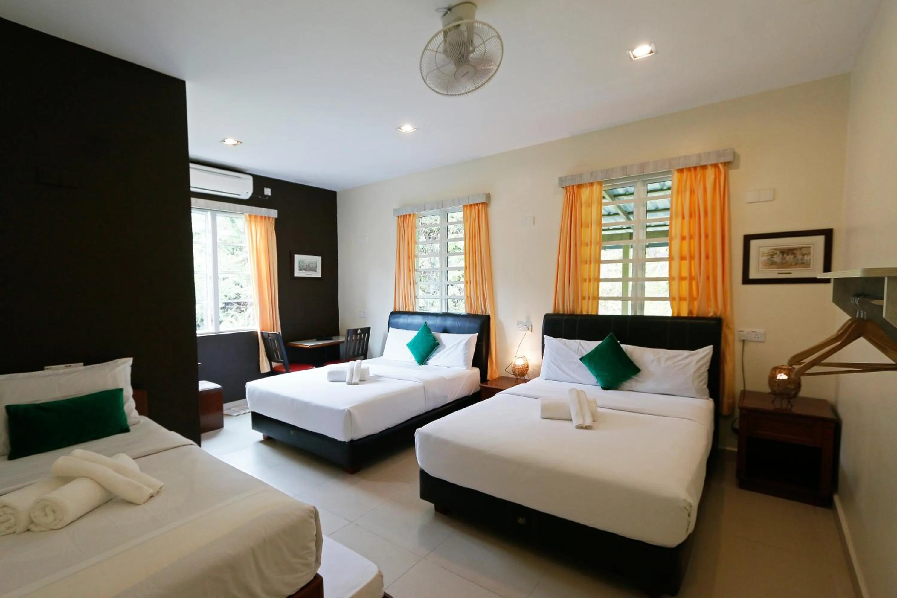 Bedroom, Bed in Golden Lodge