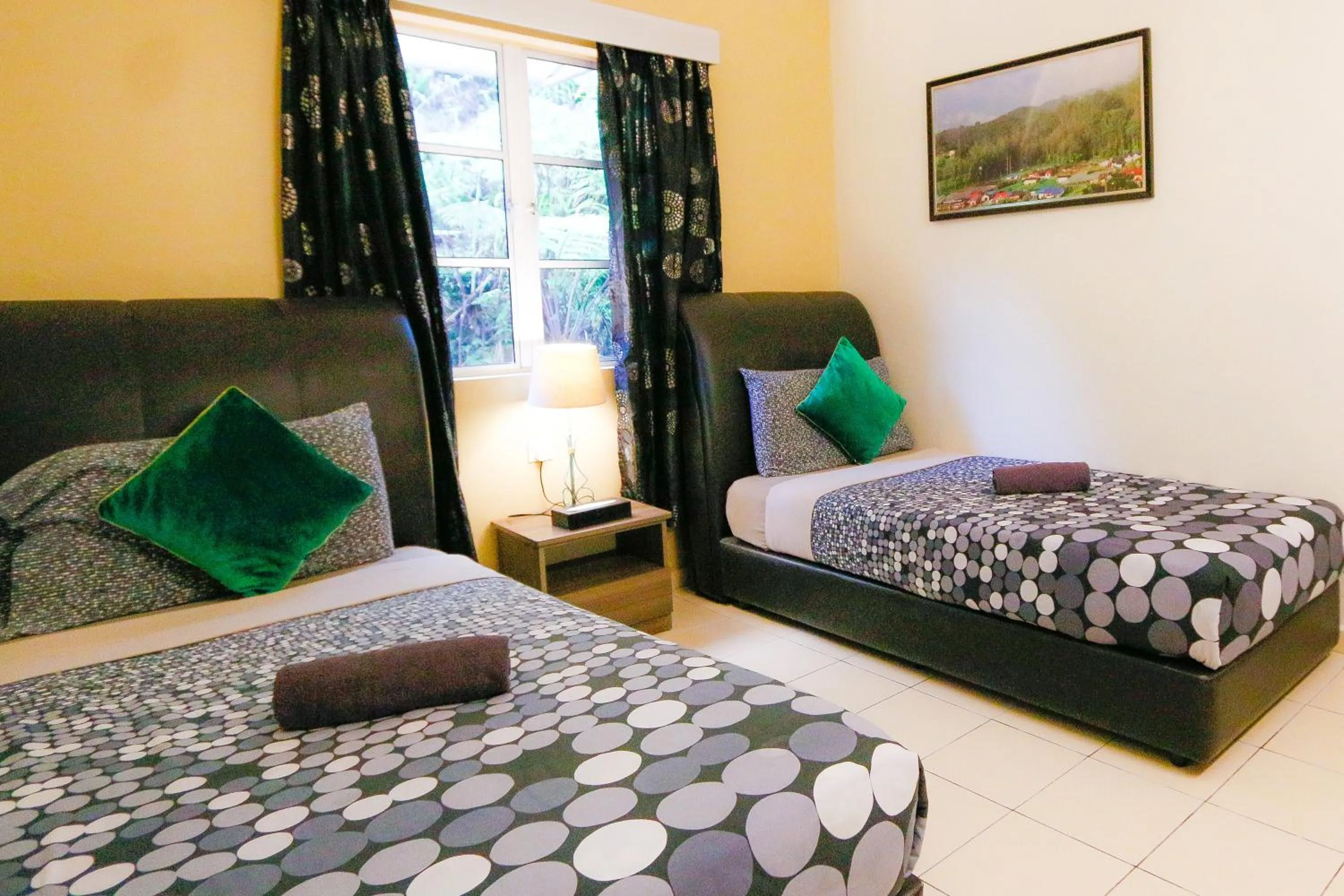 Bedroom, Bed in Golden Lodge