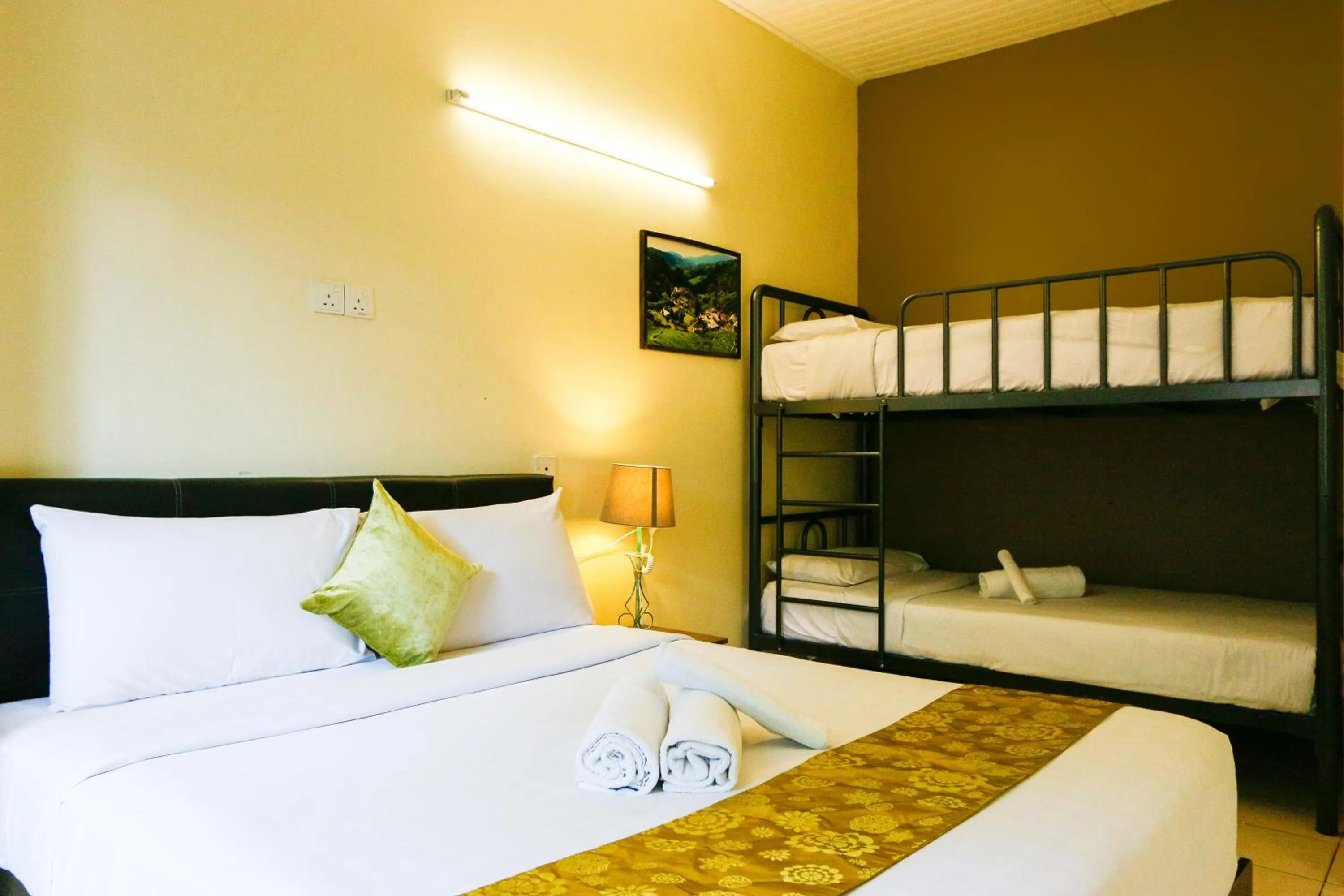 Bedroom, Bed in Golden Lodge