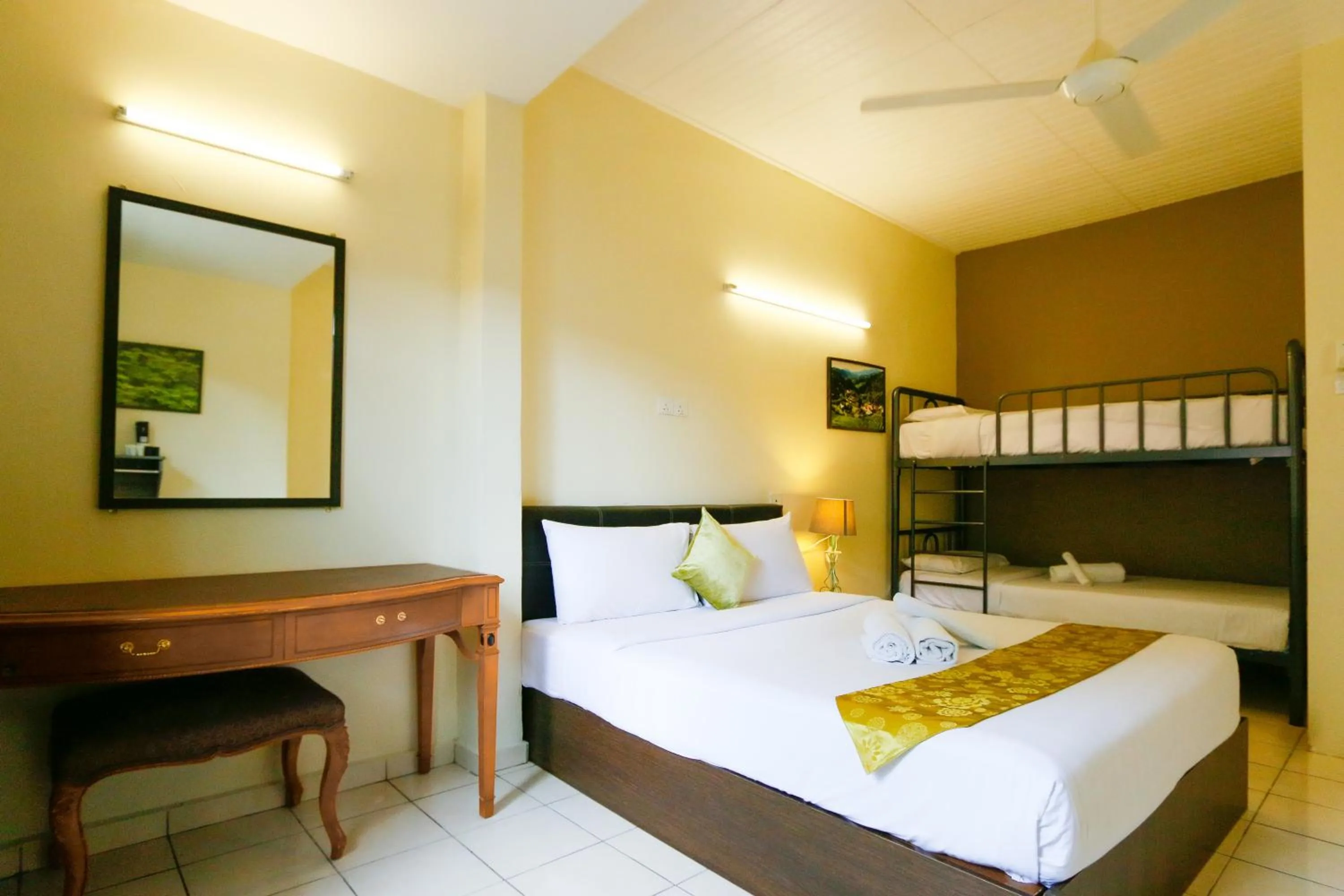 Photo of the whole room, Bed in Golden Lodge