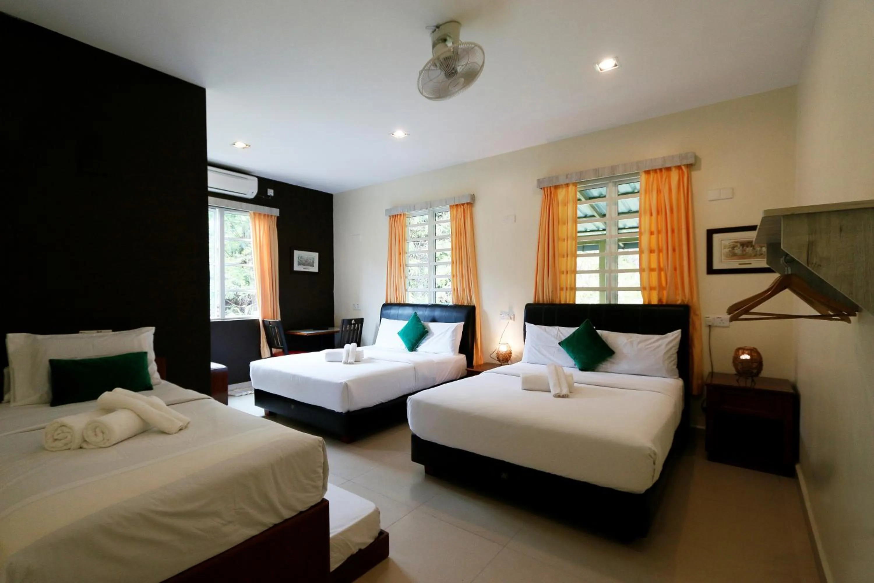 Bedroom, Bed in Golden Lodge