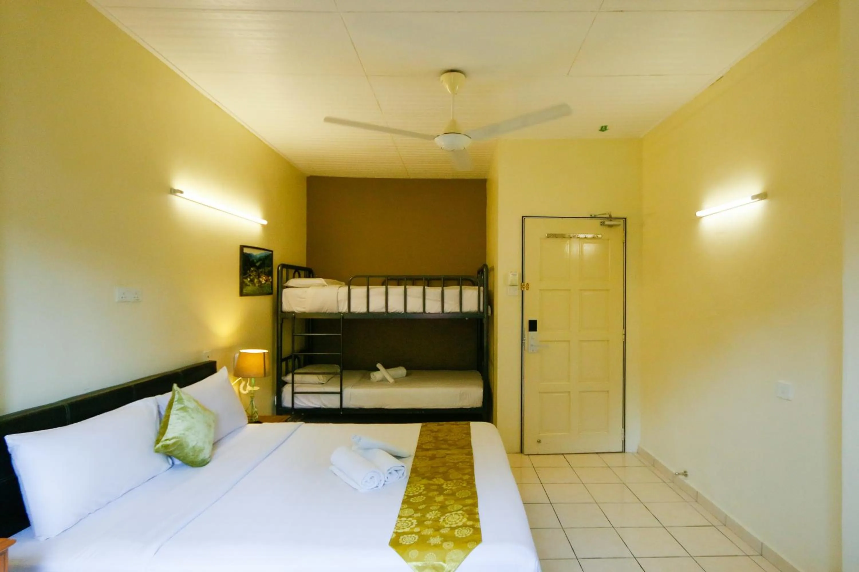 Bedroom, Bed in Golden Lodge