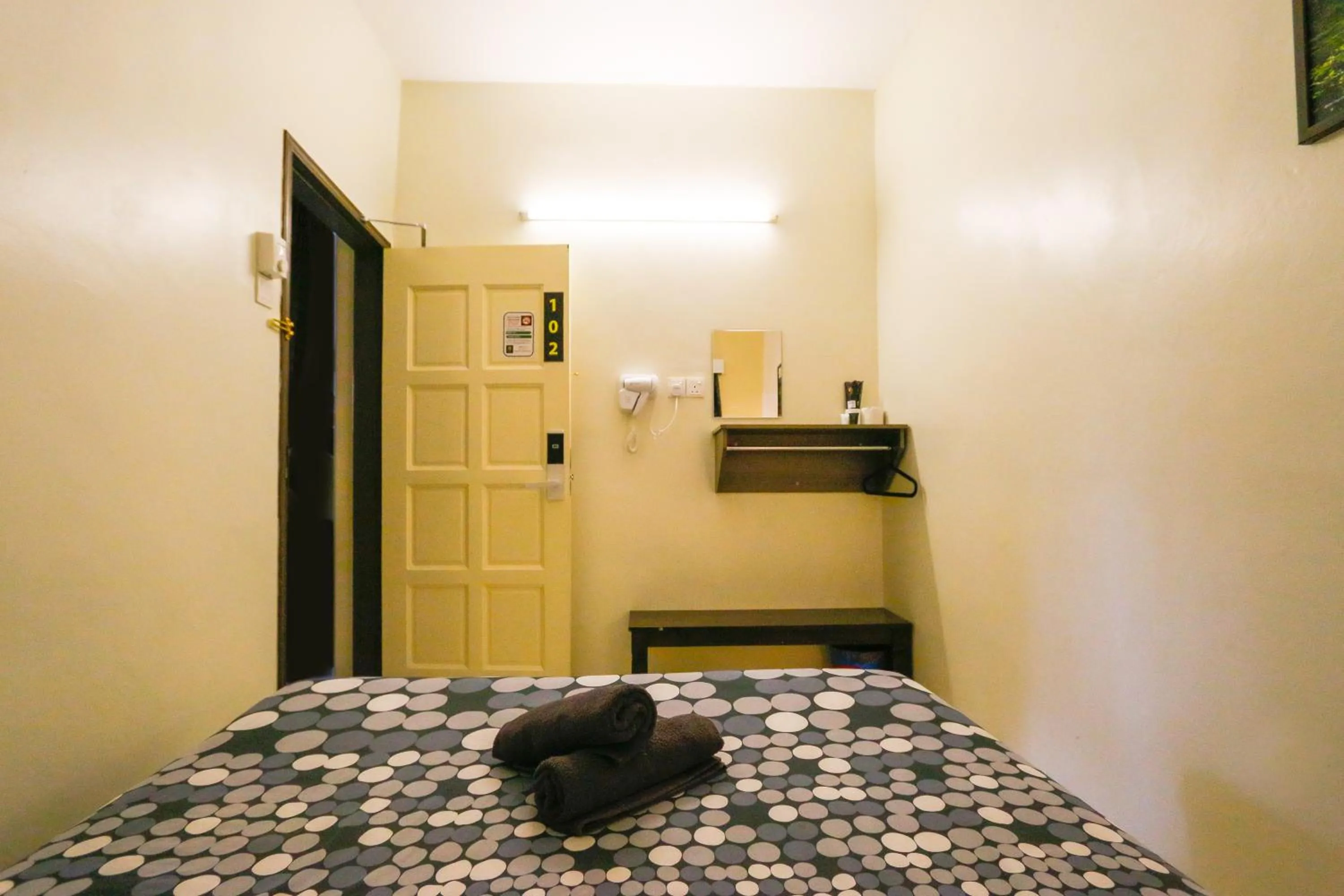 Photo of the whole room, Bed in Golden Lodge