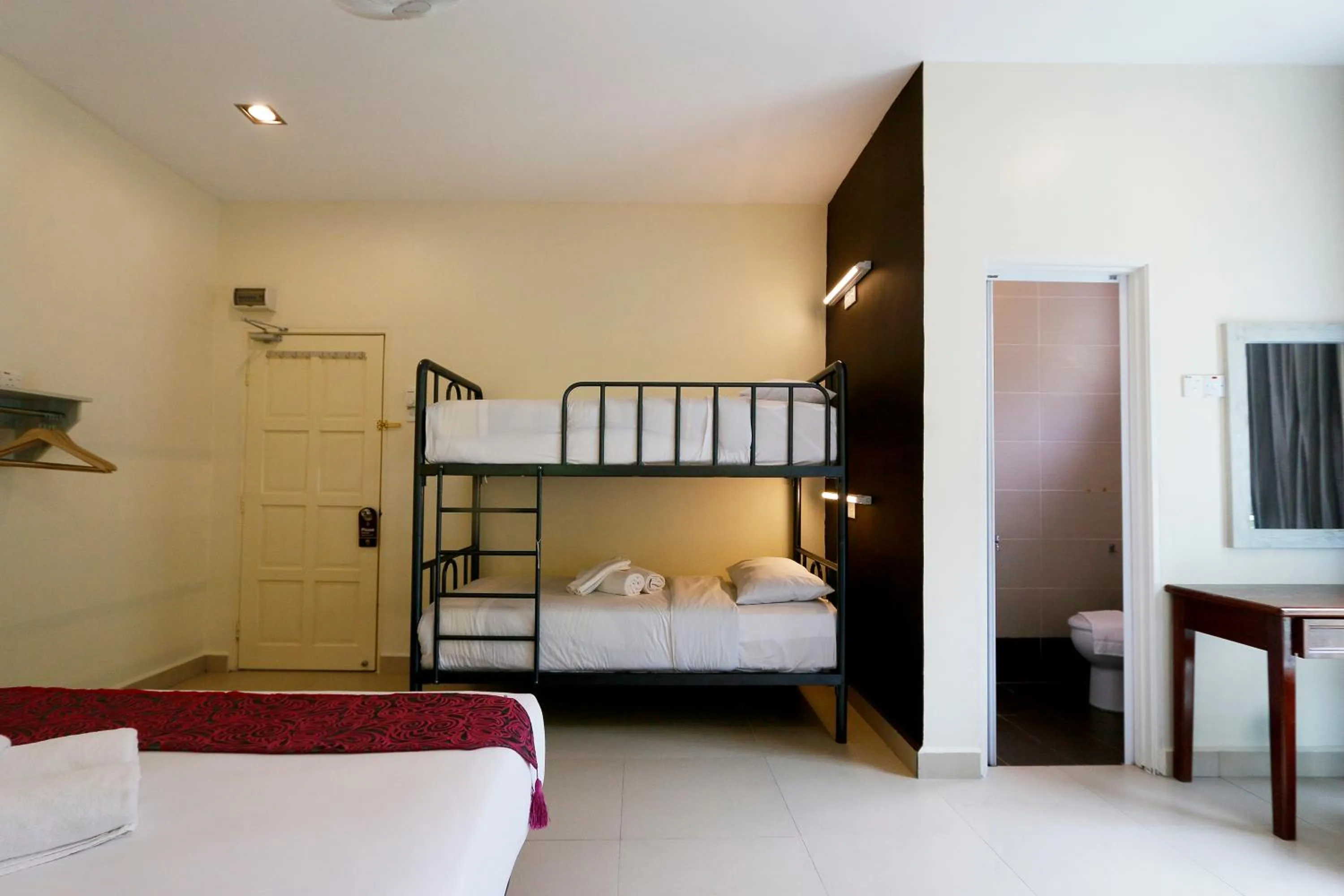 Bedroom, Bed in Golden Lodge