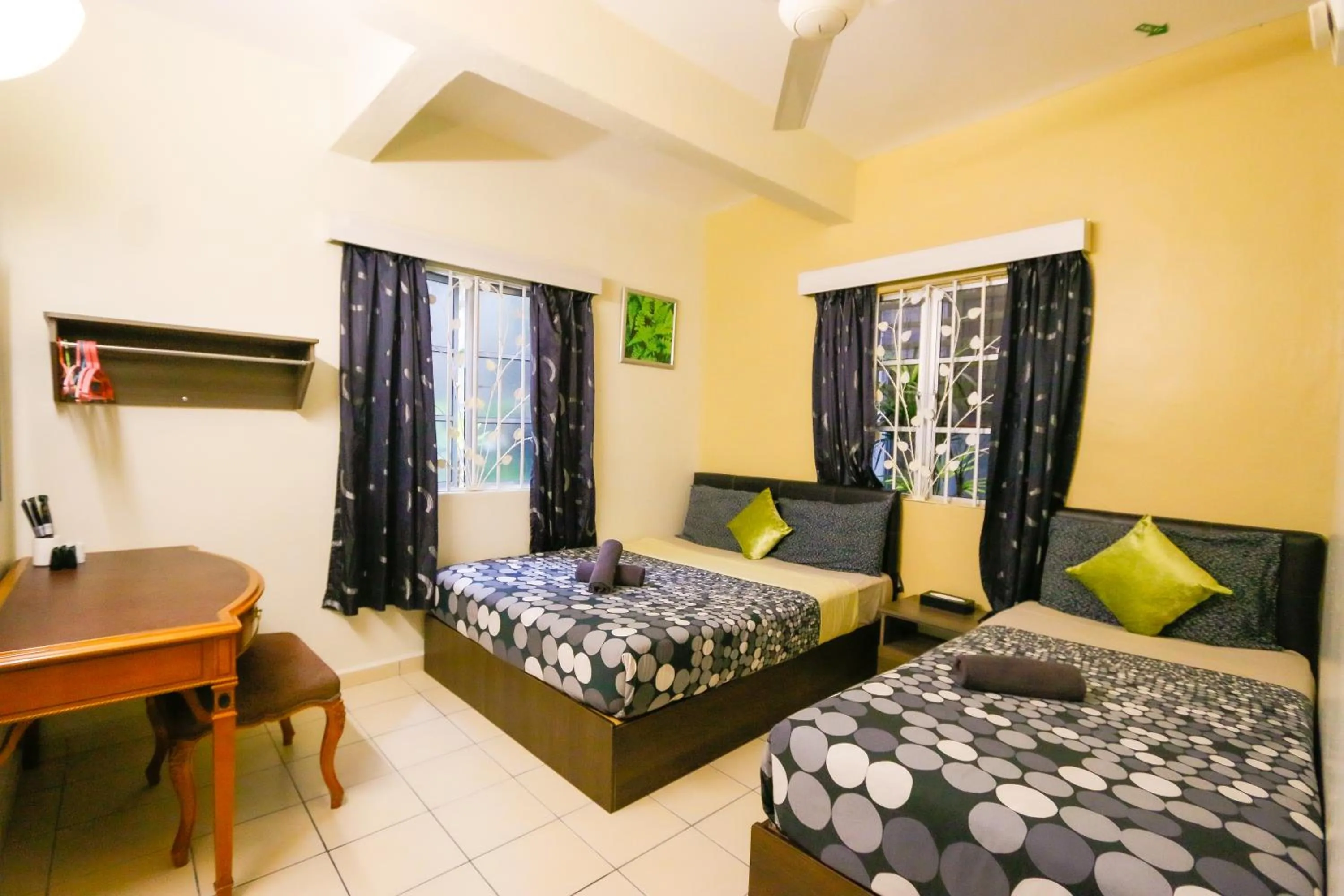 Photo of the whole room, Bed in Golden Lodge