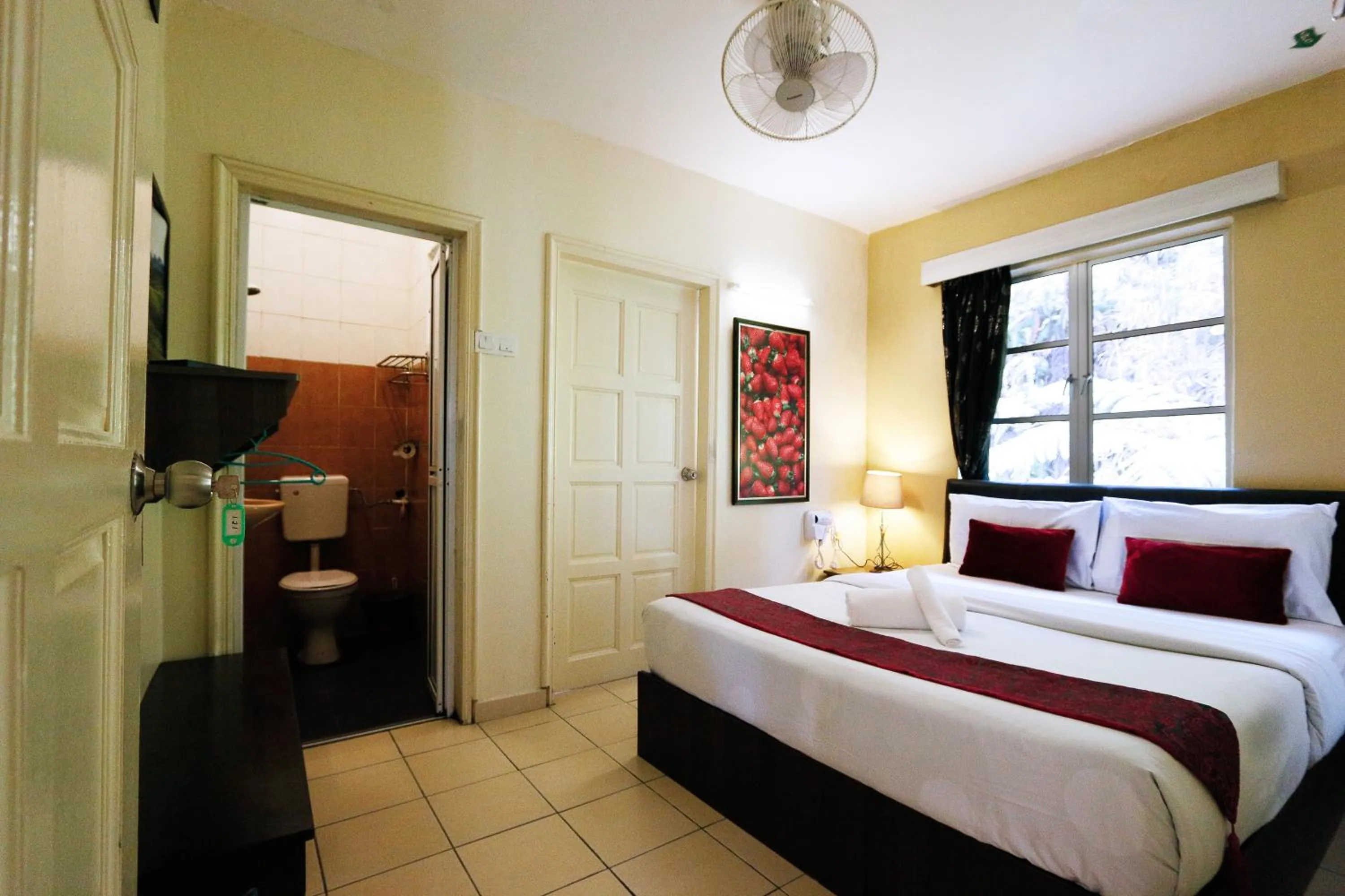 Photo of the whole room, Bed in Golden Lodge