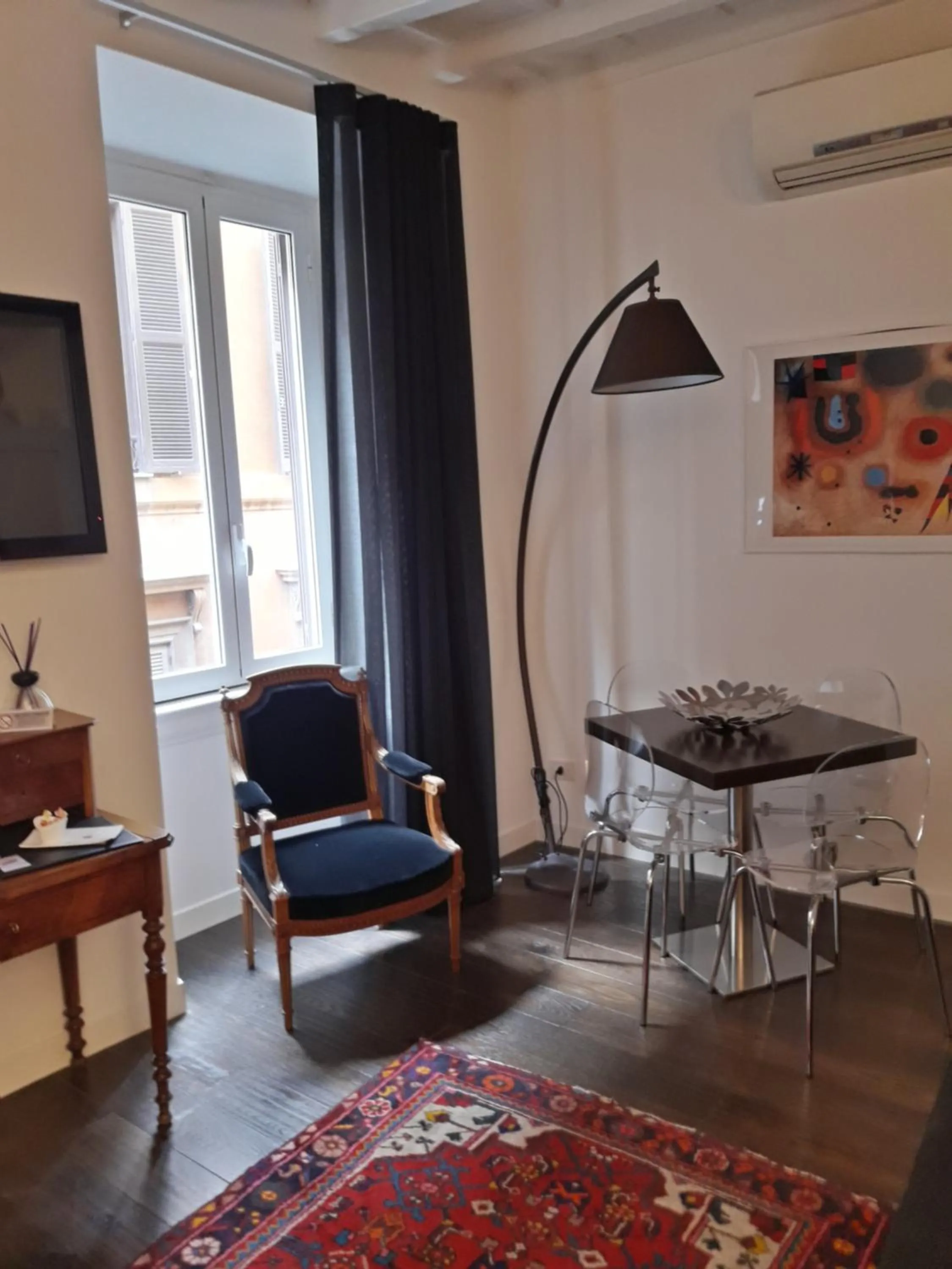 Dining area in EasyInRome Navona