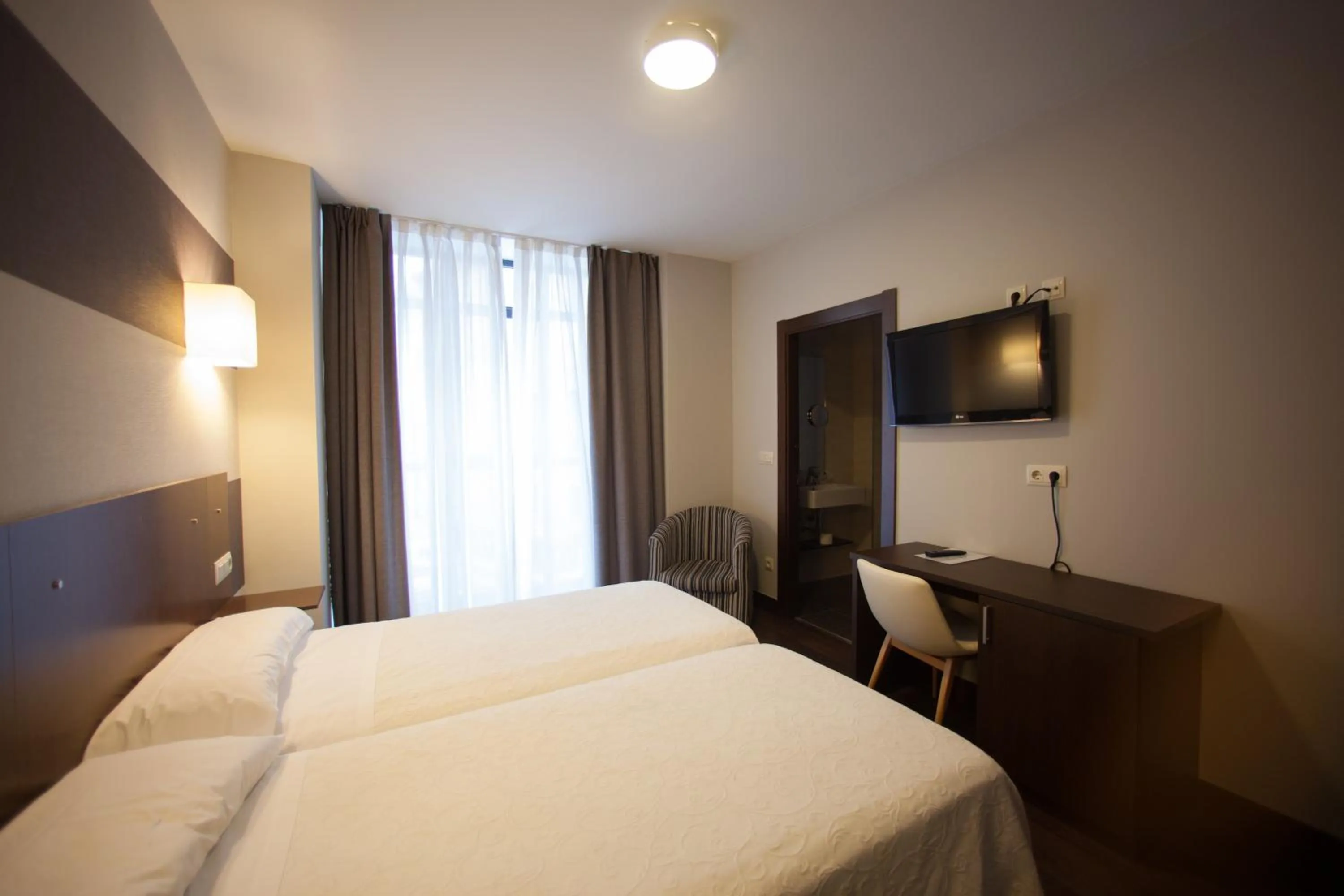 Bedroom, Bed in Hotel Silken Sirimiri